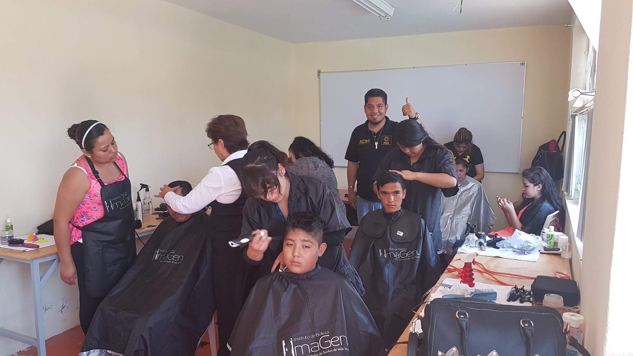 Por lo menos unas 150 personas villagranenses, acudieron al corte de pelo masivo que realizaron estudiantes de Cultora de Belleza provenientes de Celaya.