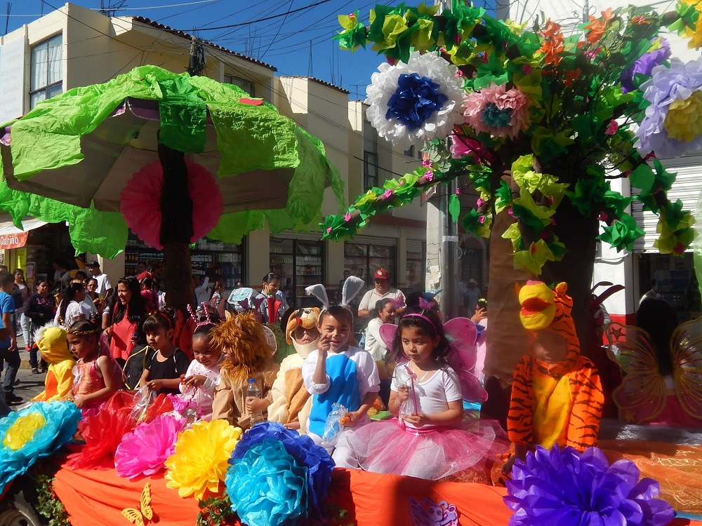 Posteriormente se llevó a cabo el tradicional desfile de primavera, donde se tuvo la participación de 17 contingentes, los cuales recorrieron las calles principales de Tarimoro, llenándolas de alegría, colores y sonrisas.