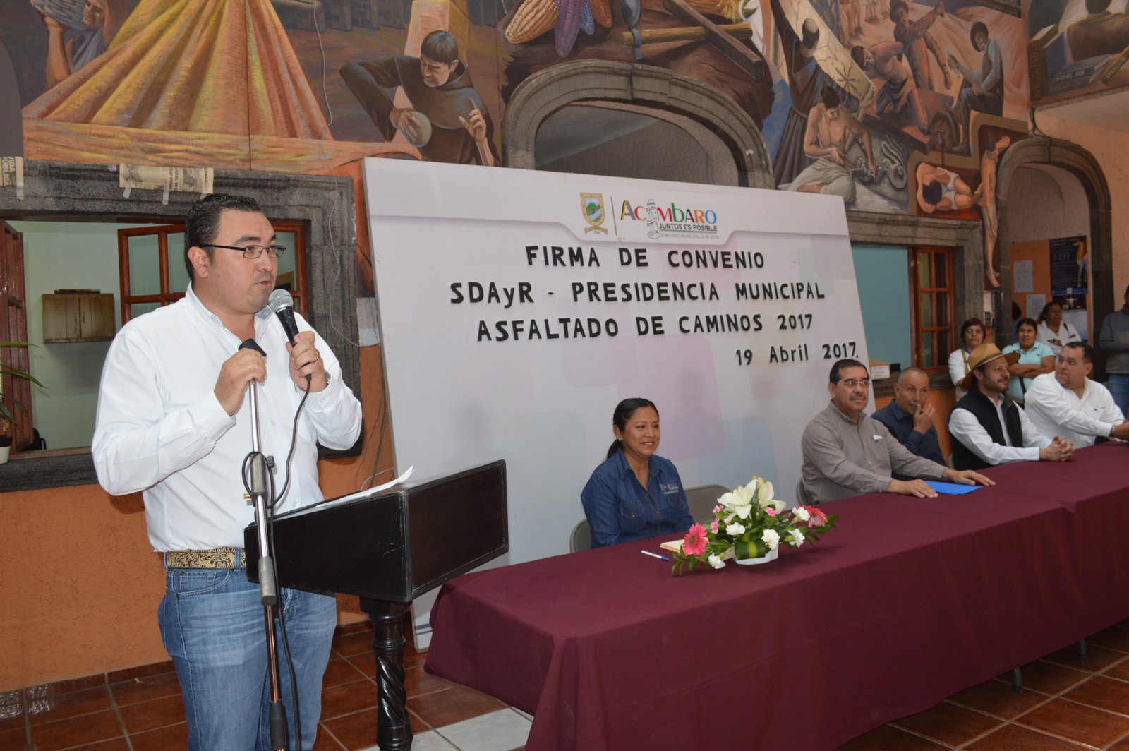 Los Caminos rurales que van a asfaltarse en Acámbaro son: el acceso a la comunidad de La Merced, el camino de Paracuaro a La Mesa y El Piloncillo, el acceso a la comunidad de Las Cruces, el camino a San Antonio, el camino a la comunidad de Los Fresnos y el camino de la comunidad de Monteprieto a Parácuaro.