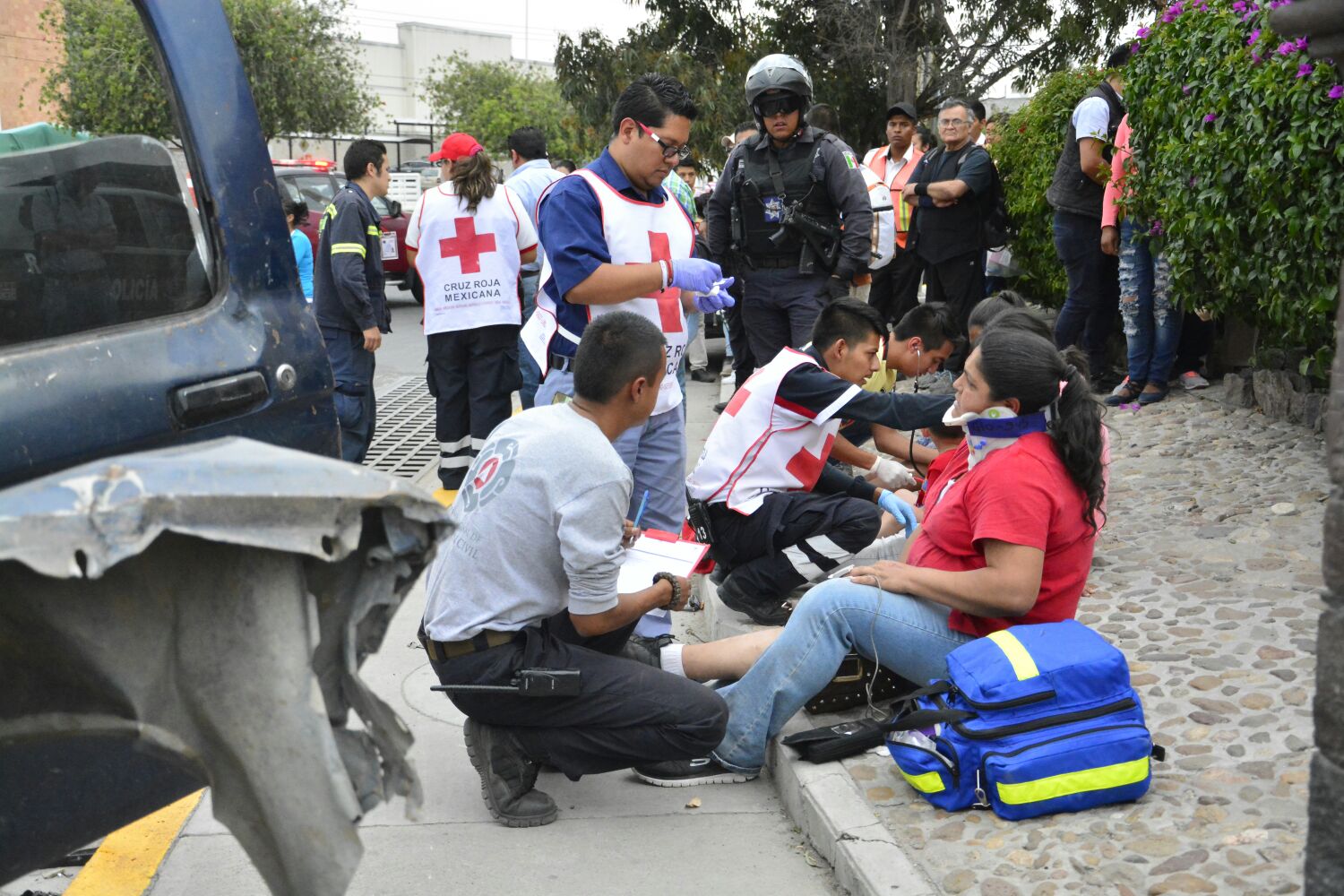 Fue minutos antes de las 5:00 de la tarde cuando el canal de Emergencias recibió una llamada de auxilio de una conductora que refería iba circulando sobre el libramiento Manuel Zavala en dirección a la parte baja cuando, y que los frenos de su vehículo no respondían.