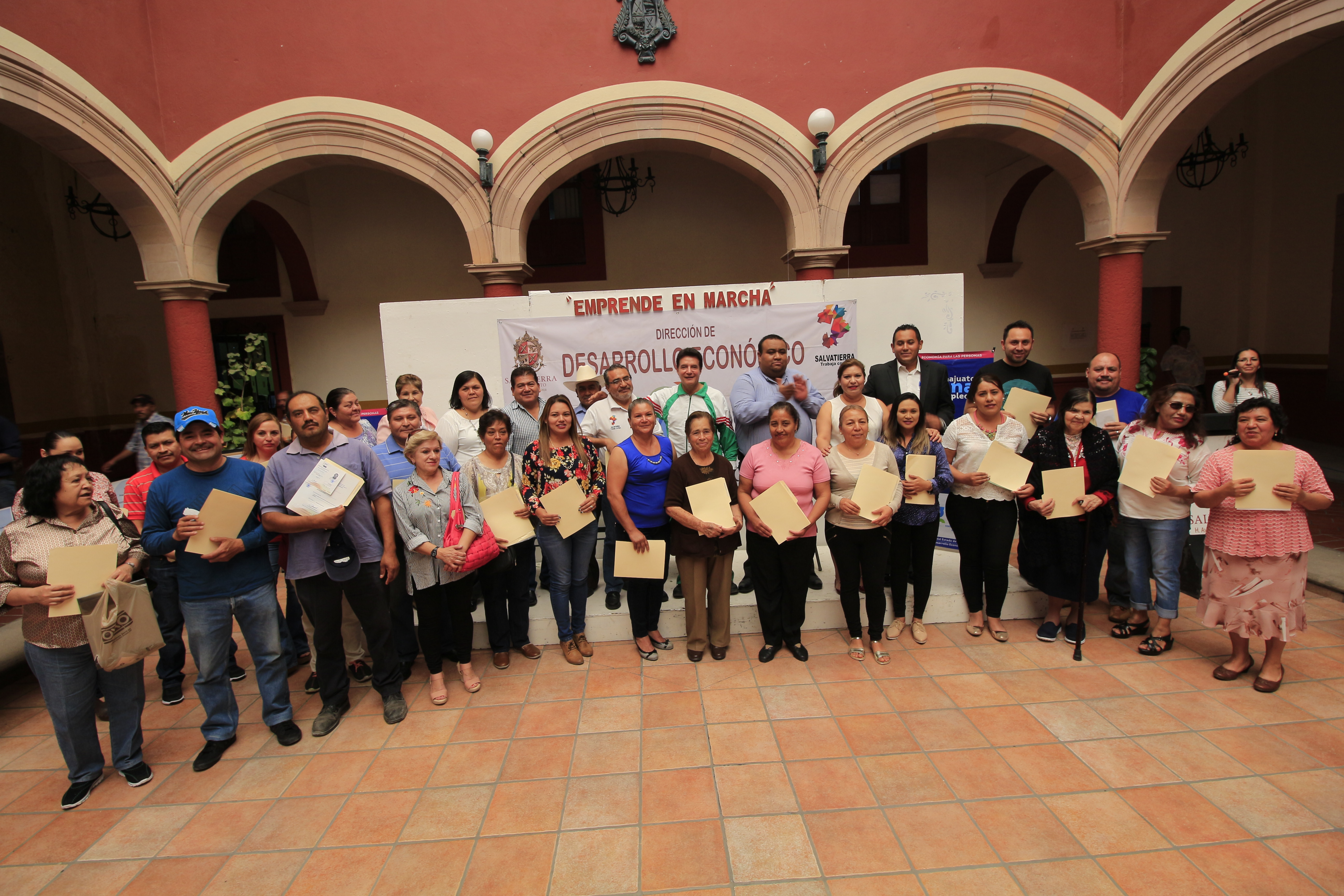 Los favorecidos originarios de la zona centro del municipio obtuvieron mobiliario según las necesidades que tienen para mejorar sus negocios, como fue, sillas, sillones, refrigeradores, cámaras de vigilancia, equipo fotográfico, computadoras, vitrinas, herramientas, etc.