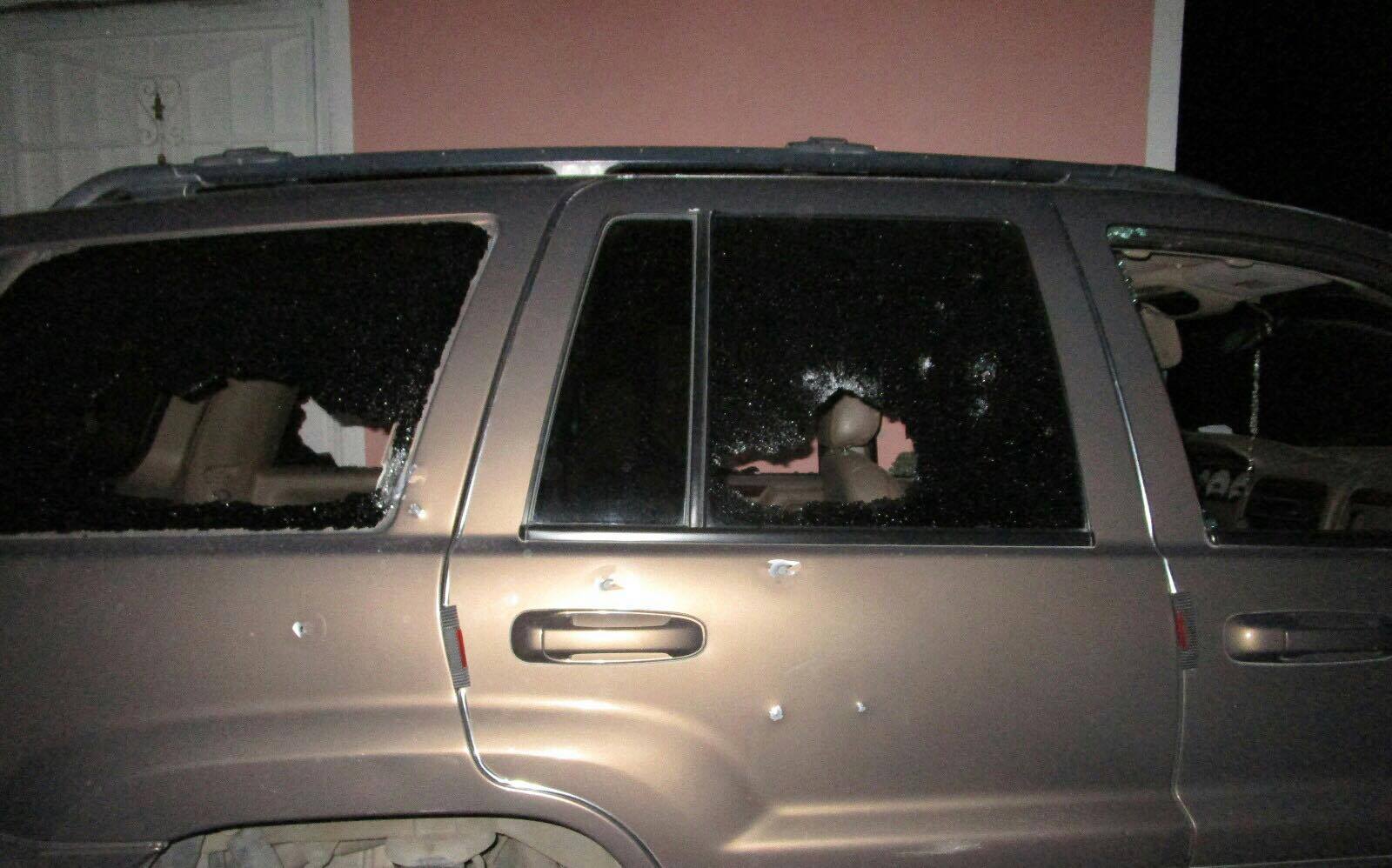 Se dijo extraoficialmente que sujetos a bordo de un vehículo desconocido dispararon en contra de una camioneta Cherokee de color café.
