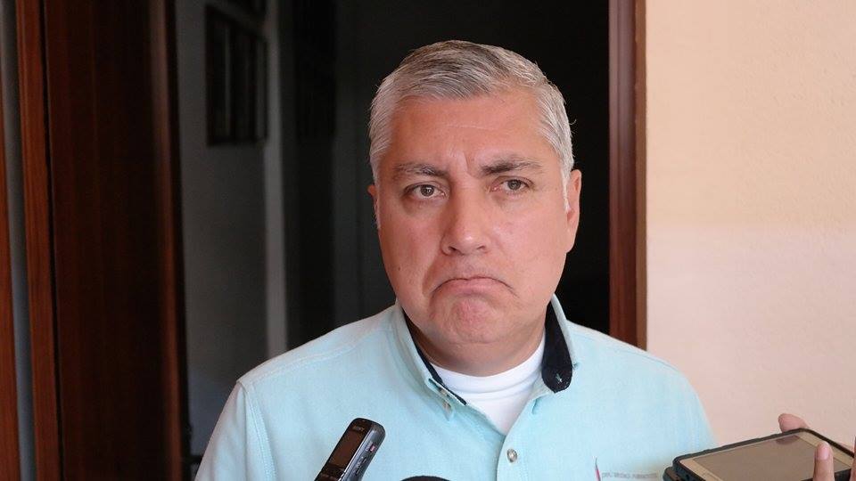 Acusó que a pesar de las labores de limpieza que realiza semana con semana el departamento de Servicios Municipales, la gente sigue tirando sus residuos incluso dijo, llegan camionetas cargadas con basura y lanzan las bolsas desde el exterior del inmueble.