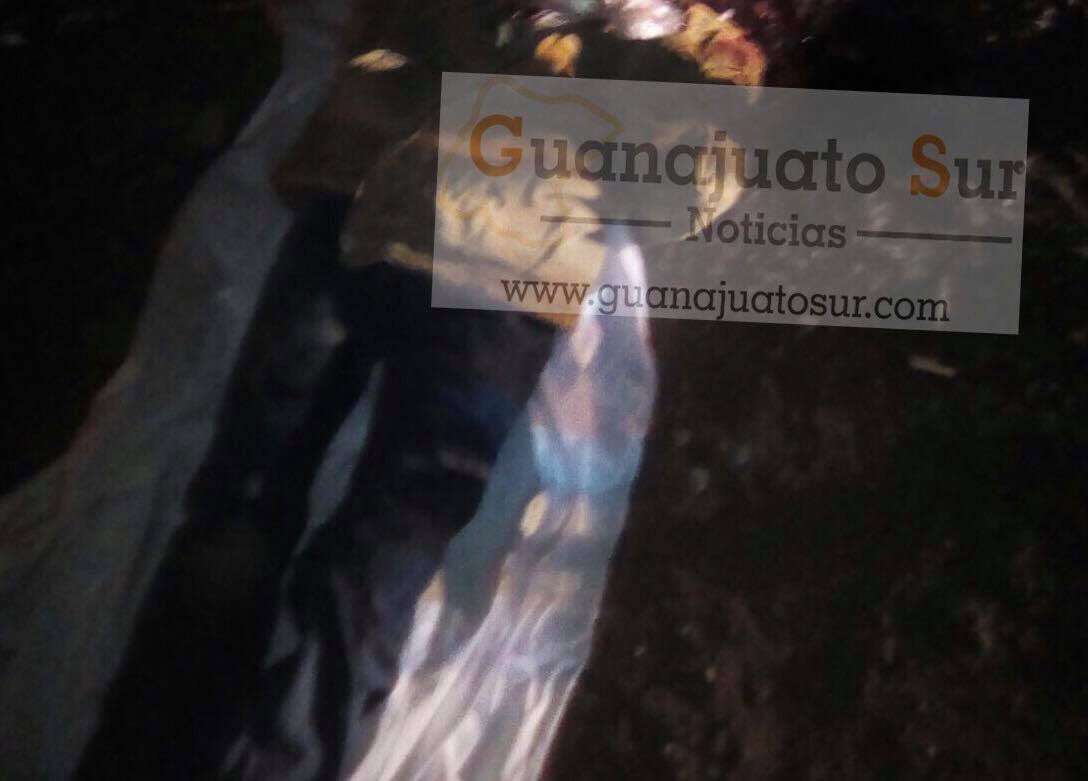 Se trata de un masculino de aproximadamente 35 años, el cual vestía chamarra color café, tenis color blanco, en posición decúbito ventral, apreciándose a simple vista una lesión en rostro y cabeza con las características de las producidas por proyectil disparado por arma de fuego.