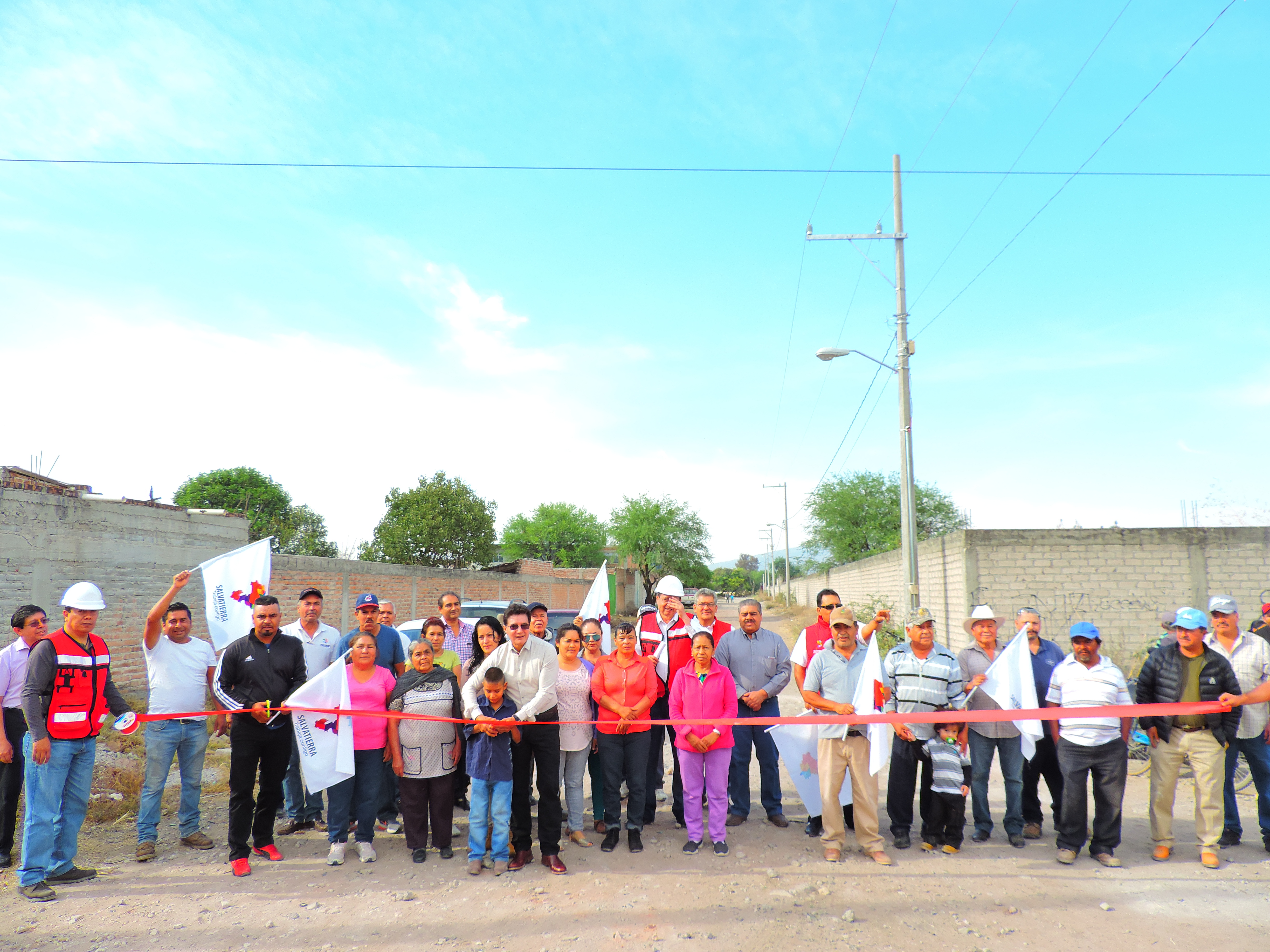 En el evento de inauguración de ambas obras públicas, el Presidente municipal, J. Herlindo Velázquez Fernández, señaló que esta obra favorece a una gran cantidad de familias principalmente a los niños y adultos mayores, ya que pueden transitar y convivir de una manera más segura.
