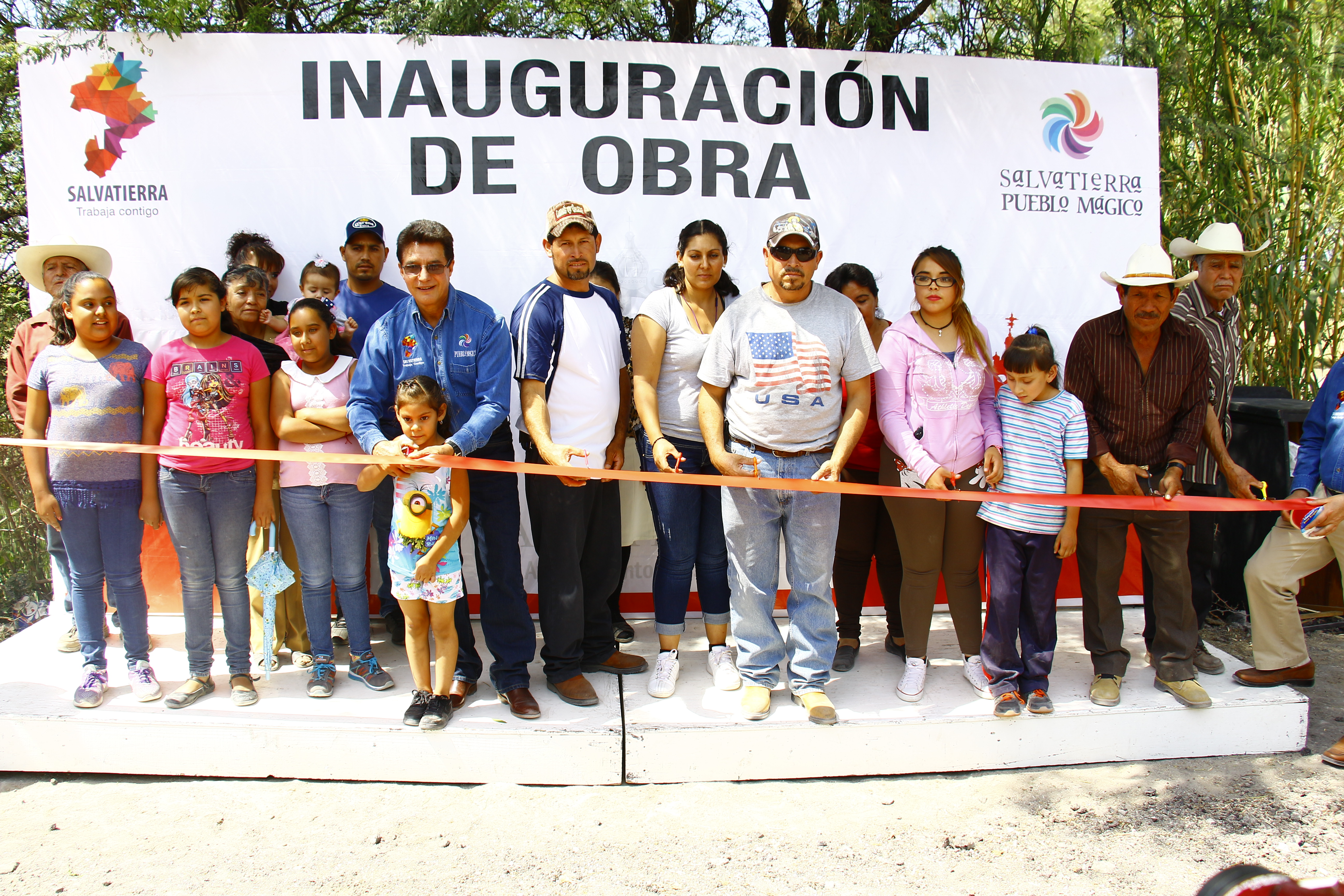 En el evento de inauguración  de la obra pública, el presidente municipal J. Herlindo Velázquez Fernández, señaló que Salvatierra siempre tendrá un mejor desarrollo si gobierno y sociedad trabajan de la mano ya que se tiene el mismo fin.