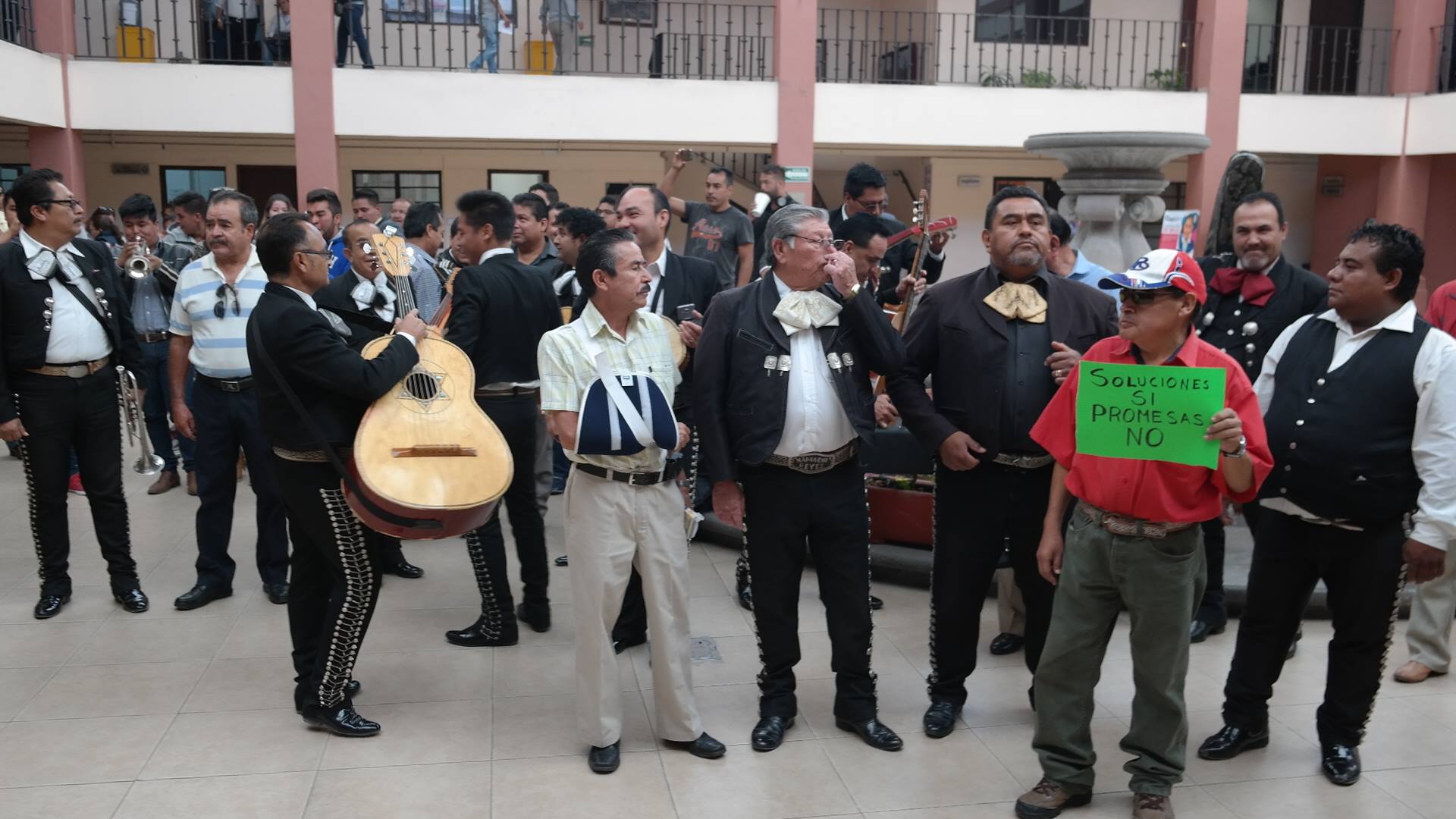 Los músicos se presentaron en el palacio municipal, al ritmo de la banda de viento y el mariachi en donde estuvieron cerca de una hora y media exigiendo ser atendidos por las autoridades municipales; su reclamo se derivó de que hace un año solicitaron que se regularizaran los dos espacios en los que se les permite trabajar, en el Andador Santa Cecilia y el Mércado Morelos pues dijeron, están siendo invadidos por músicos ajenos al sindicato.