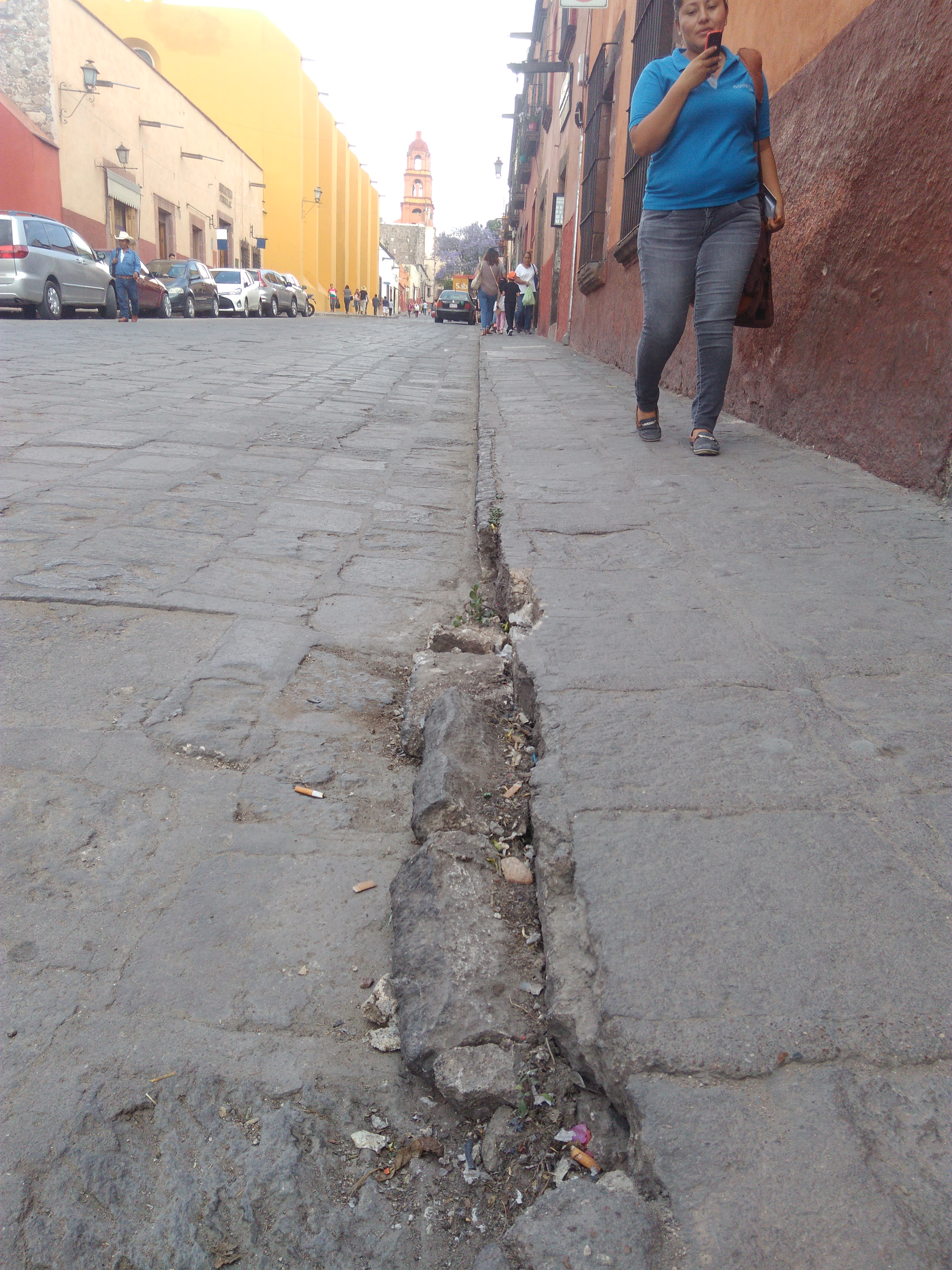 Basta caminar por calles del primer cuadro de la ciudad para descubrir que en faltan pedazos de banqueta, que las tapaderas de registros de luz, agua, megacable u otros servicios están en tan mal estado que son un riesgo constante para quiénes circulan por la zona, sobre todo por la noche pues los hoyos de la tapas o que las tapas sobre salgan de la banqueta hacen que la gente te tropiece, siendo de mayor peligro para niños y adultos mayores.