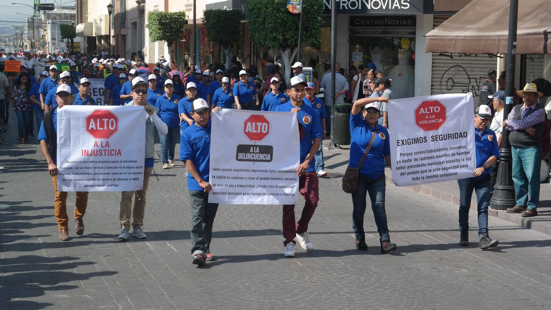 Además de las mencionadas, los trabajadores lanzando consignas y acompañados de lonas y cartulinas con leyendas de demandas dirigidas a los diferentes entes gubernamentales, hicieron exigencias también para que se mejore, a calidad de las viviendas de infonavit y se controlen los intereses, además de las tradicionales posturas en contra de las reformas estructurales.