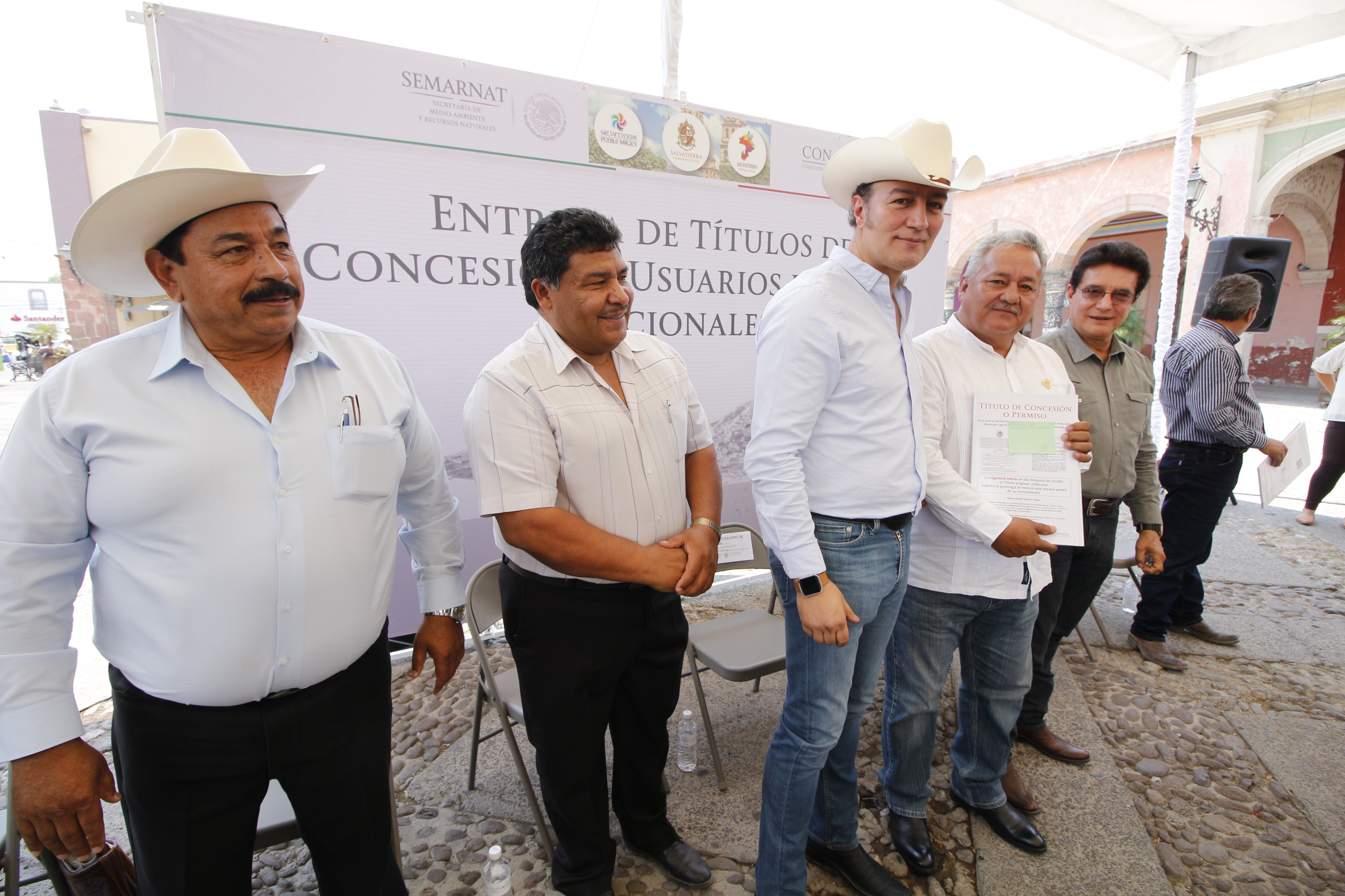 En la explanada del Carmen, el delegado de la CONAGUA, el presidente municipal, el Secretario general de la Consucc y regidor del Ayuntamiento, Erasto Patiño Soto, el titular del distrito de riego 011, Raúl Flores, realizaron la entrega de 133 títulos de concesión , 124 agrícolas y 9 urbanos.
