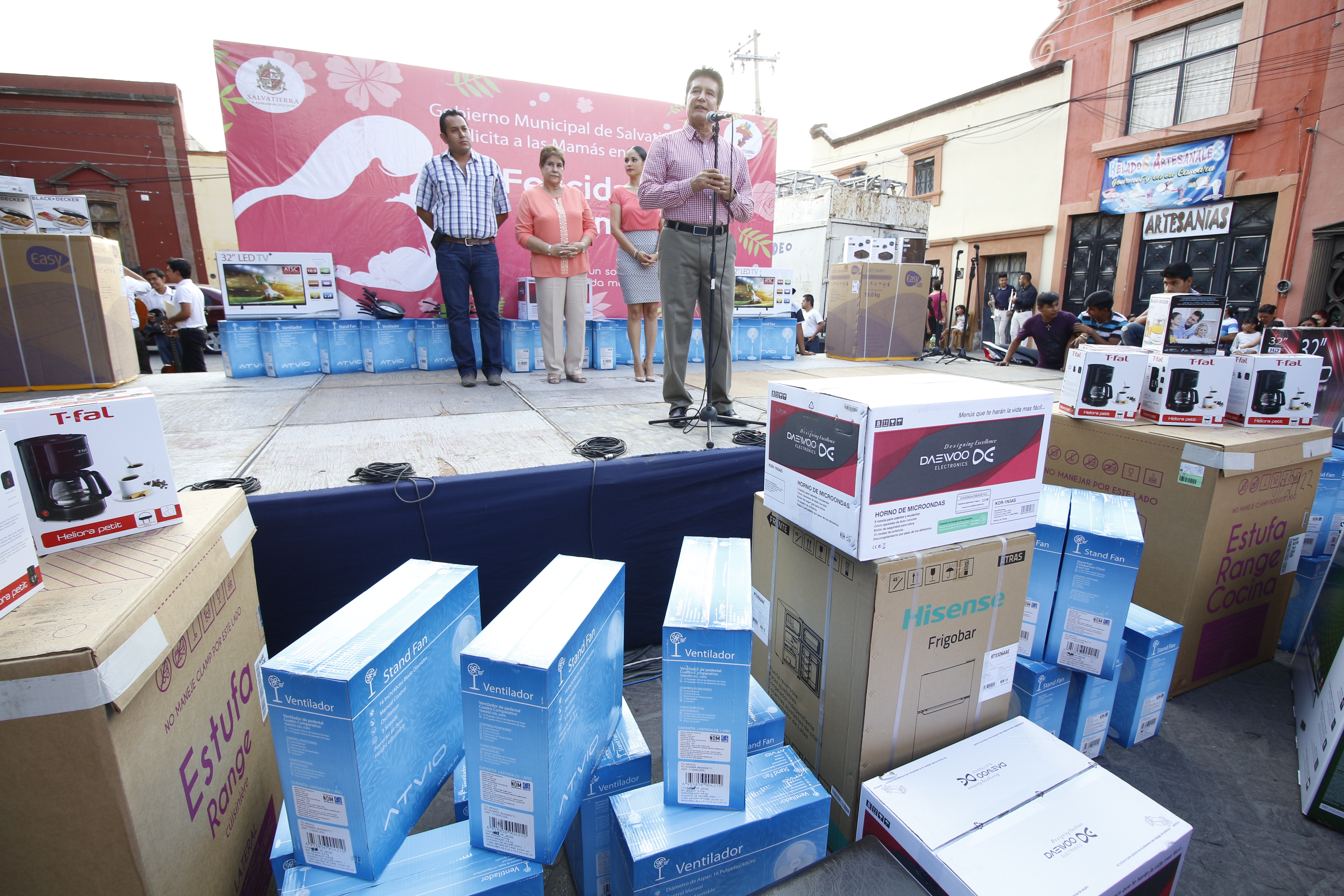 Se realizó una rifa de diferentes productos los cuales fueron entregados por parte del presidente municipal, J. Herlindo Velázquez Fernández, de la presidenta del DIF, Ivonne Martínez Rodríguez, la regidora María Luisa Rojas, y el Secretario de Ayuntamiento, Marco Tulio Aboytes.