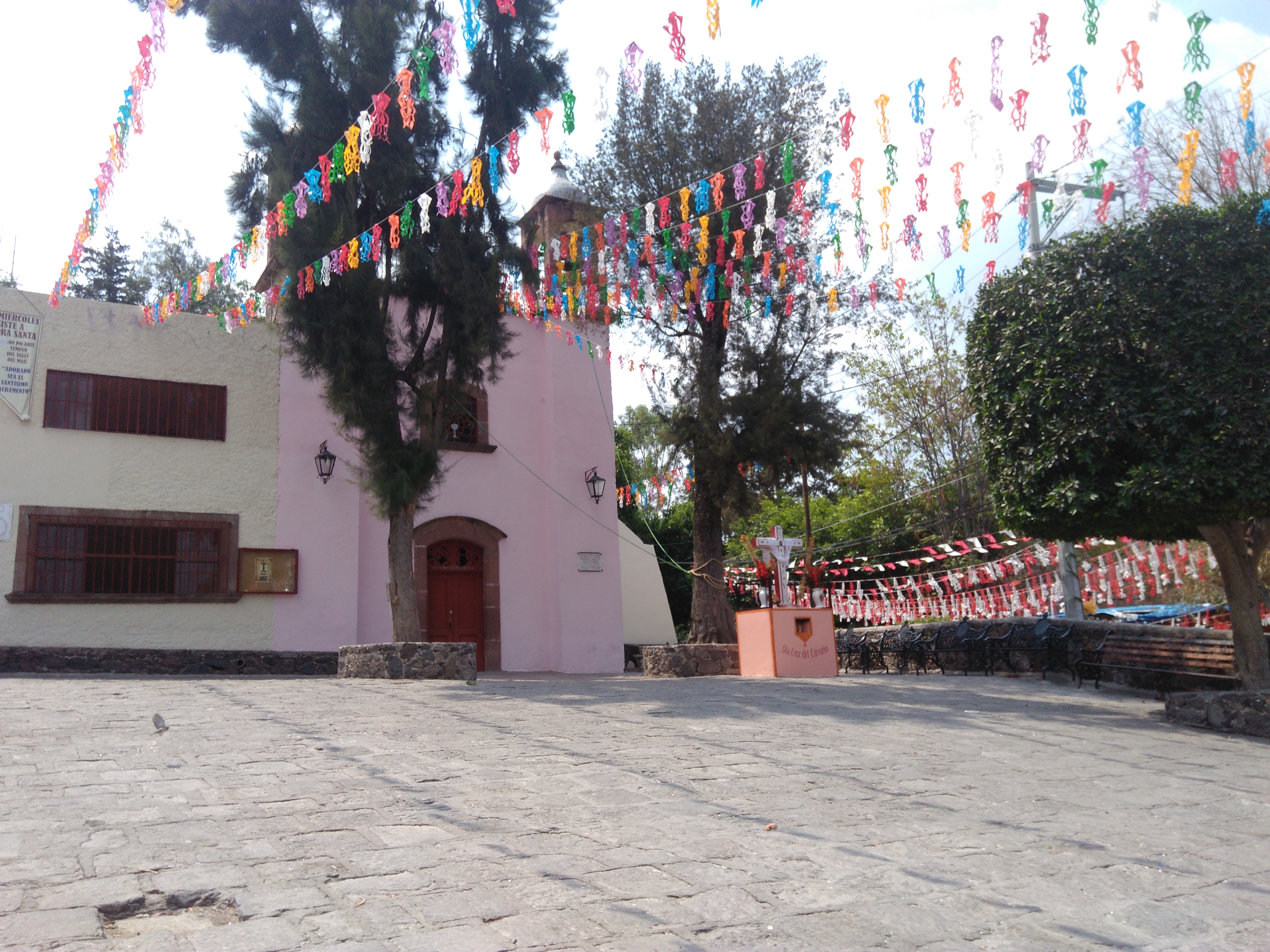 El gran día o los días Mayores, el Palo encebado es uno de los más grandes atractivos de los jóvenes del barrio, por los regalos donados por personas como; zapatos, ropa, despensas, etc., que se encuentran amarradas en lo alto de este enorme palo que es untado de cebo para dificultar su subida.