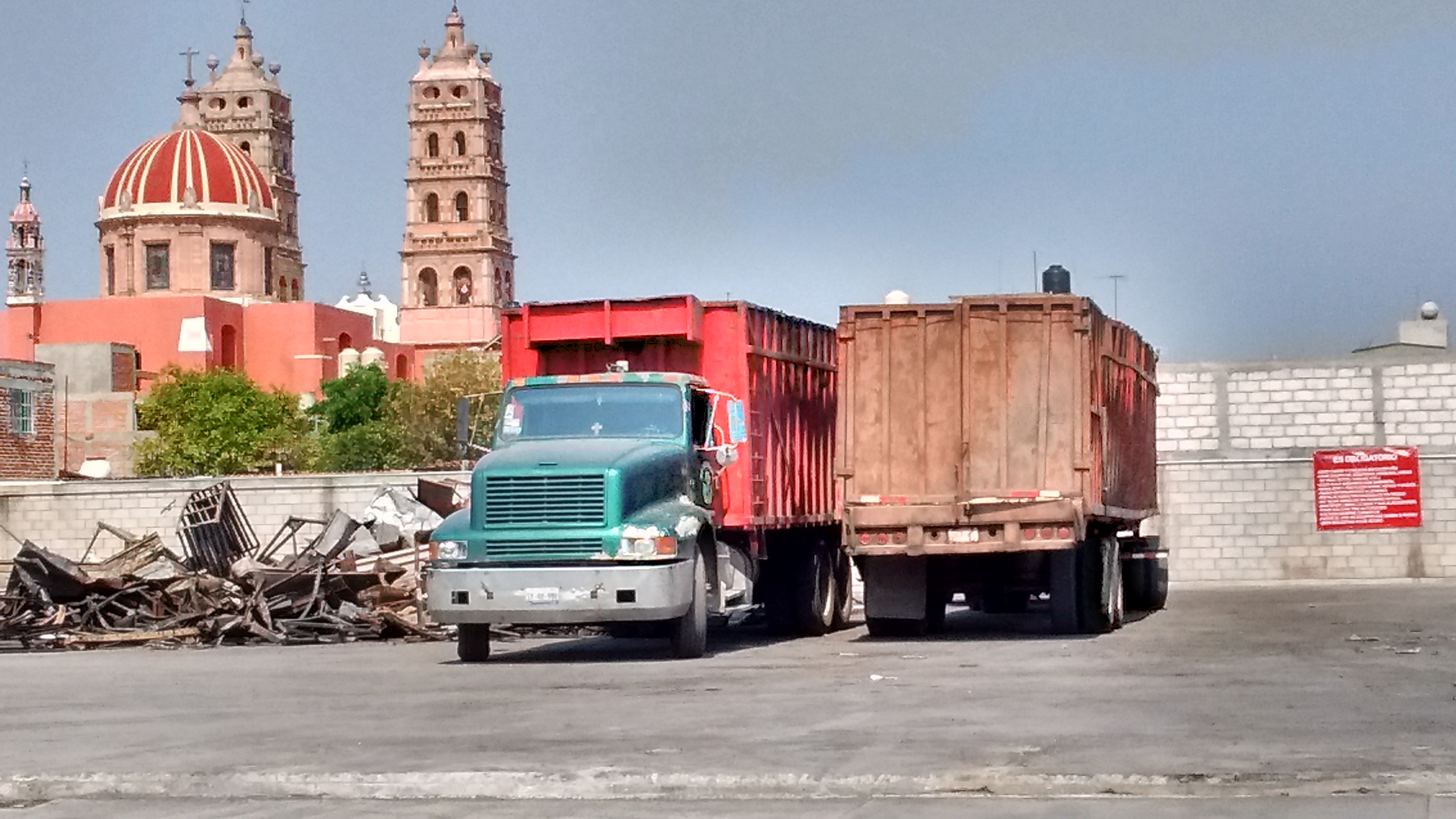El funcionario especifico que la misma empresa Aurrera fue quien se encargó de los trabajos de limpieza, llevándose el material de metal a una empresa de Celaya, los desperdicios orgánicos y de manejo especial como pinturas, medicinas y demás tóxicos fueron dejados en empresas especializadas en el tratamiento de estos en la ciudad de Irapuato, por lo que ningún desperdicio o material fue tirado en el relleno sanitario de esta ciudad