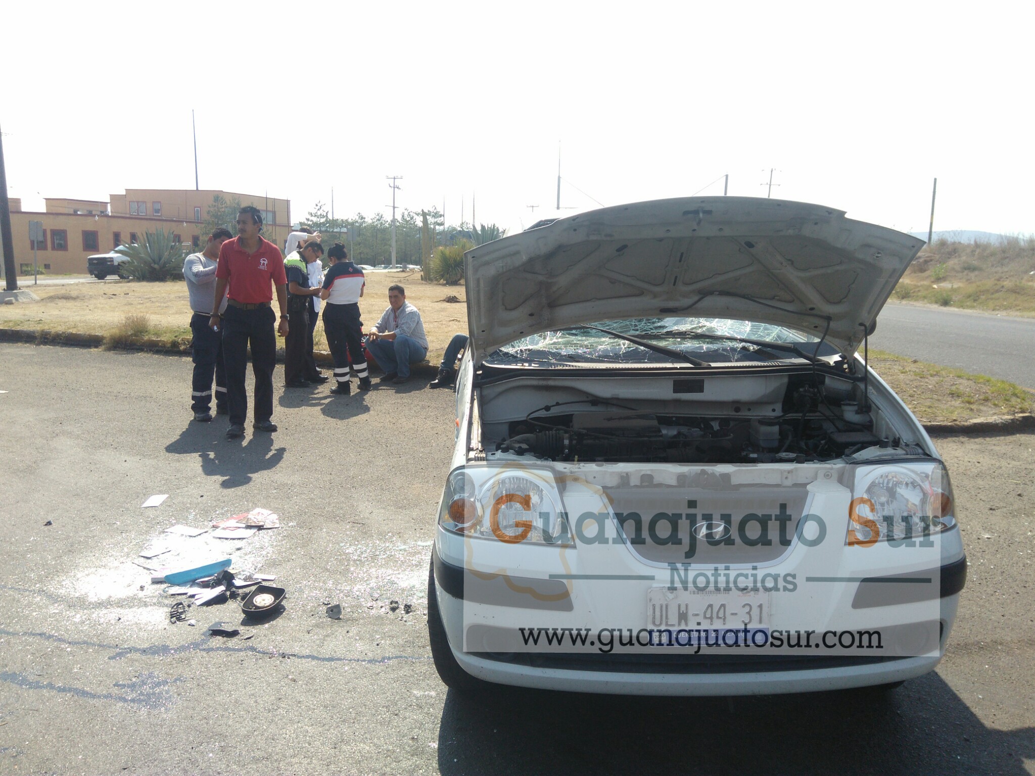 El auto fue puesto de nuevo sobre sus cuatro llantas, por elementos de tránsito que pasaban por el lugar, minutos después del suceso, pues fueron los primeros en llegar a auxiliar a los trabajadores de Interceramic.