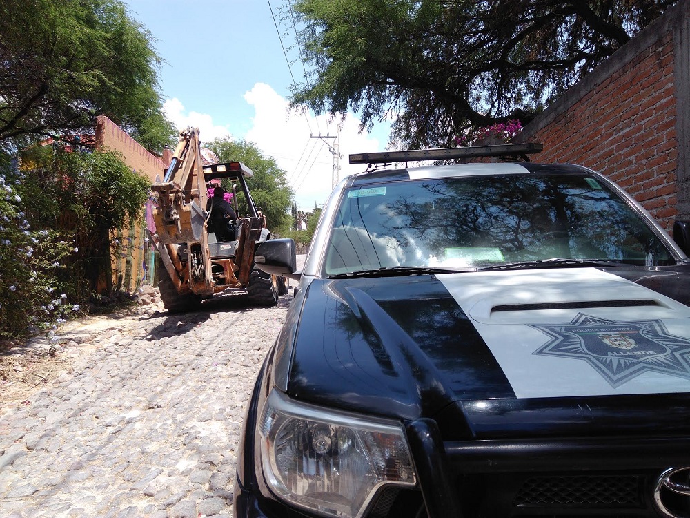 Se aseguró una máquina retroexcavadora y una tolva con nueve toneladas de material.