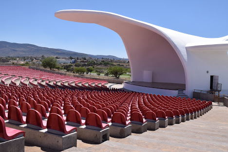 Habitantes de esta ciudad que quieran acudir al concierto de manera gratuita, deben acudir a Consejo Turistico de San Miguel con su credencial para comprobar que son residentes y le puedan dar un boleto gratis, para el área de talud que no tiene butacas sino que es un espacio de área verde.