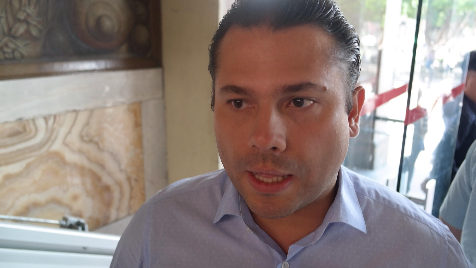 Con señalética y multas buscan inhibir uso de celular al conducir vehículos