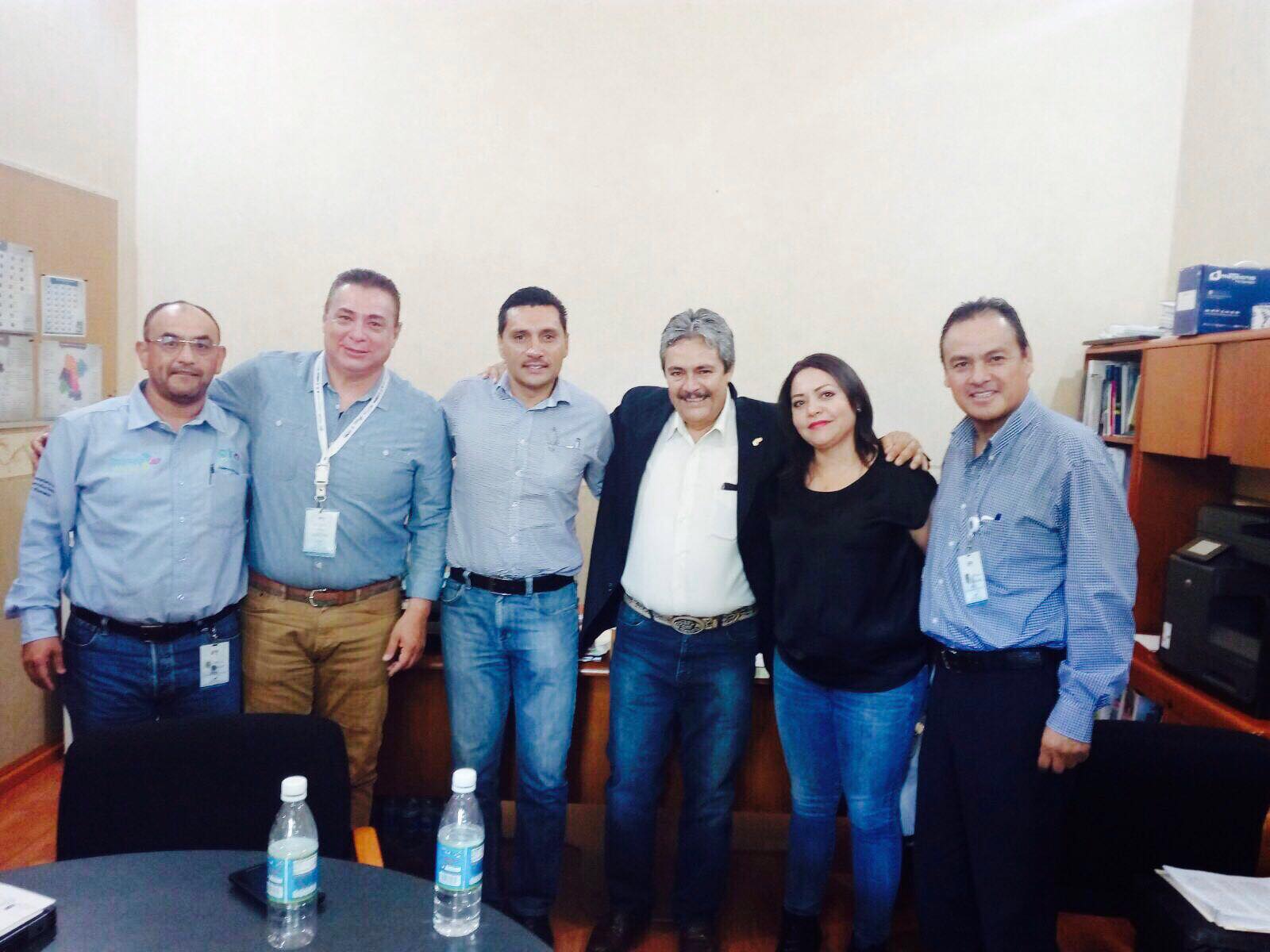 Lic. Enrique Arreola Mandujano, realizó una gira de trabajo a varias dependencias estatales, esto para buscar atraer más inversiones y gestionar los recursos necesarios para fortalecer los programas sociales que actualmente impulsa día con día la administración.