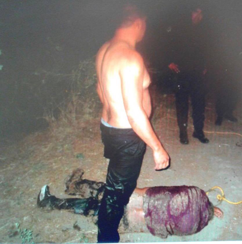 Las autoridades comentaron fue el policía Julio Cesar Rentería, quien se despojó de su uniforme, y se amarro a una soga por la cintura y se metió al río para salvar la vida de dicha persona.