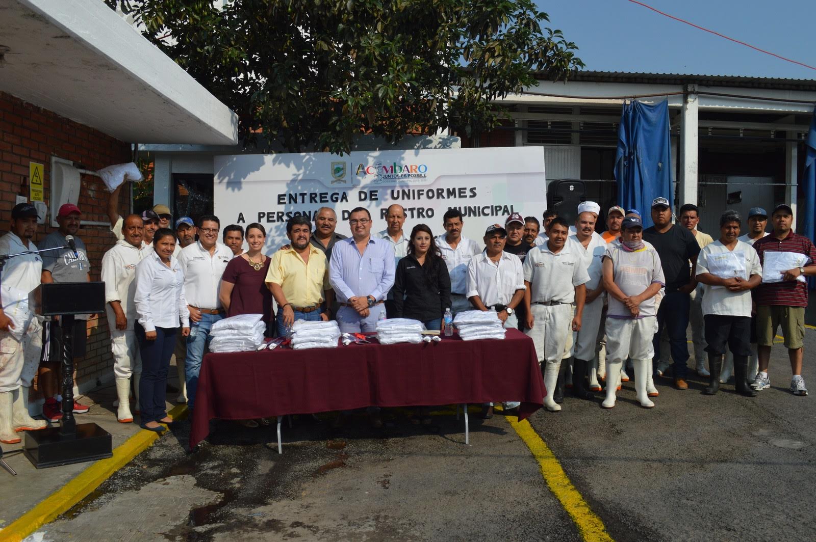 el evento con la entrega simbólica de uniformes al personal de las áreas de inspección, manejo de reses, manejo de porcinos, estiba, y área de corraleros.