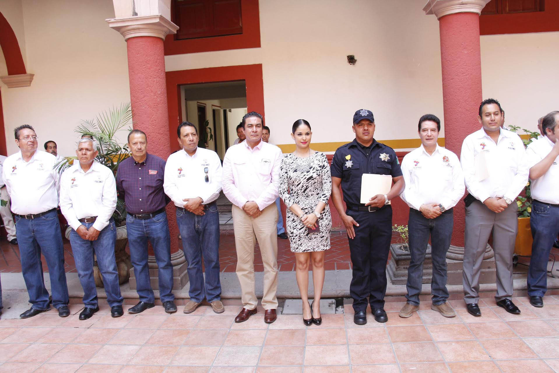 Entregan una condecoración o fistol a German Centeno