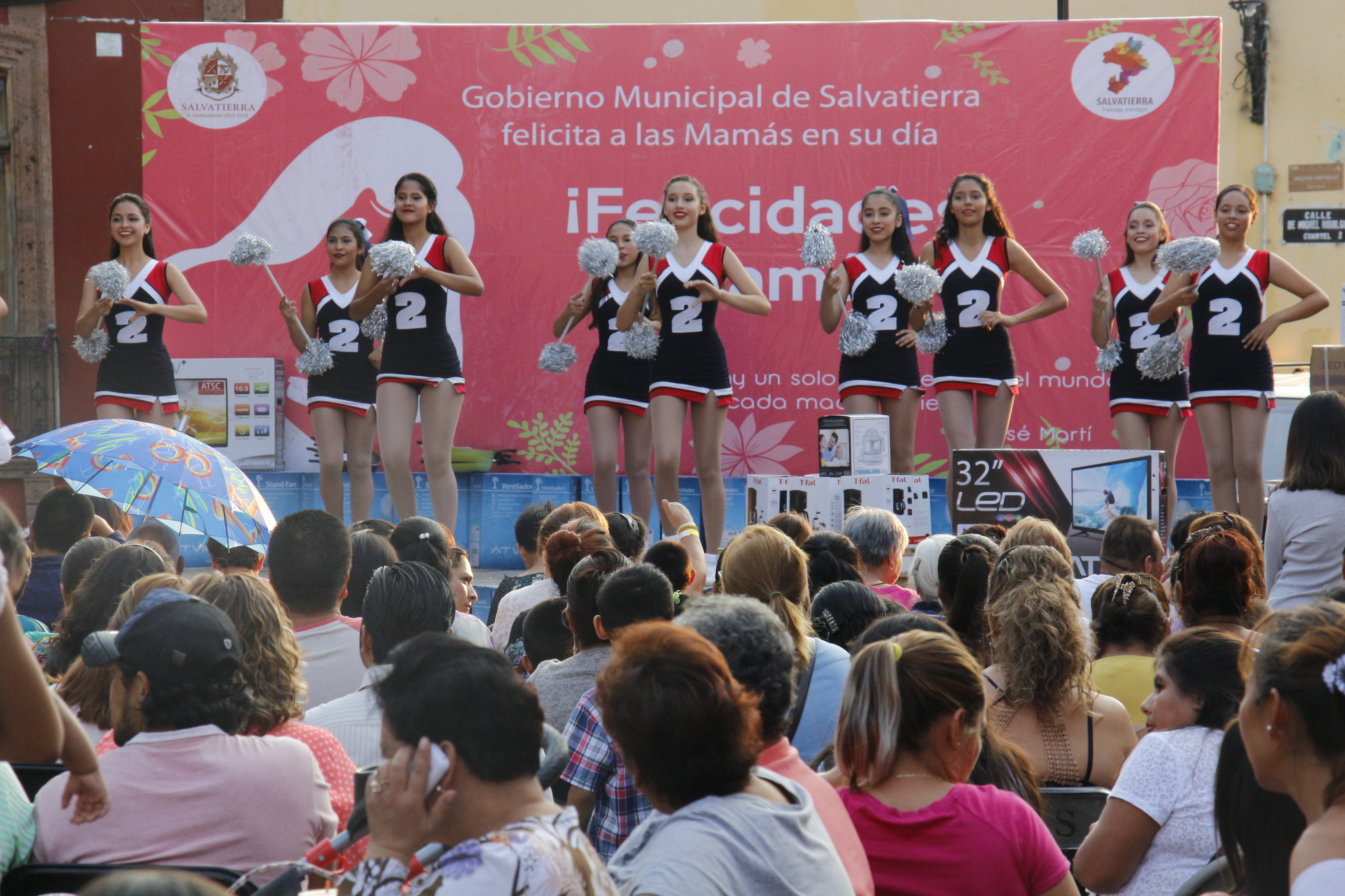 Al evento realizado en la calle 16 de septiembre cientos de mamás acompañadas de su familia disfrutaron de una serie de presentaciones culturales dentro de ellas, la rondalla de la Escuela de Nivel Medio Superior, el cantante Abram Vera, de igual manera participaron las bastoneras de la secundaria técnica número 2, la banda de viento la Salvaterrense, el grupo Boga acústica, entre otras actividades.