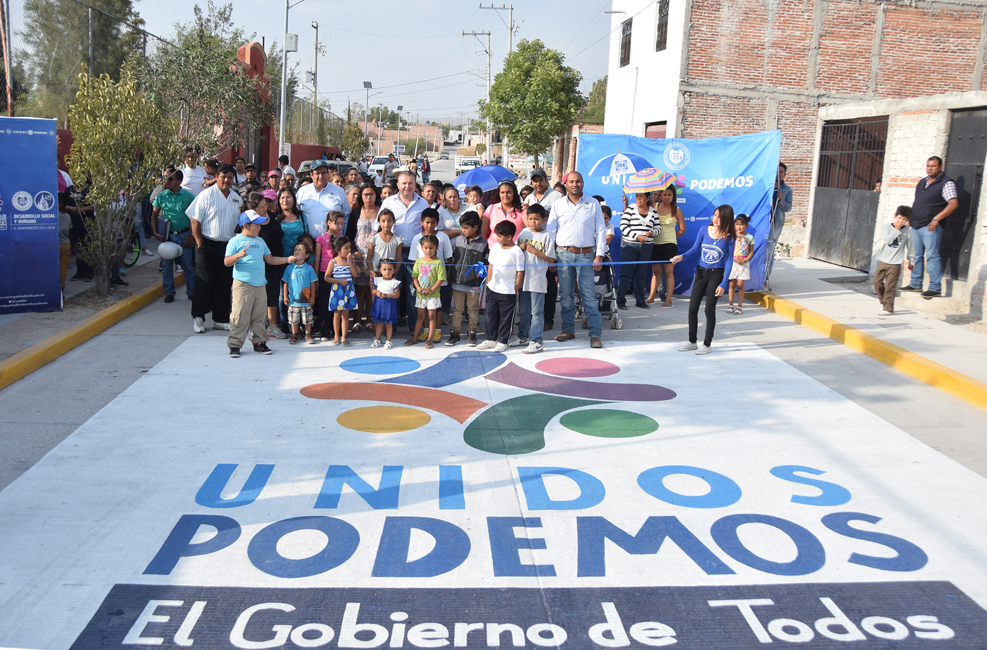 El primer edil recordó que la inversión tangible en esta región es por 76 millones 343 mil 577 pesos, y que la inversión en el ejercicio fiscal 2016 es por 30 millones 58 mil 540 pesos; y que que en el correspondiente al 2017 habrá más pavimentaciones, ampliaciones de electrificaciones y rehabilitaciones de áreas comunes por 35 millones 120 mil pesos, del programa “Infraestructura para la Reconstrucción del Tejido Social”.