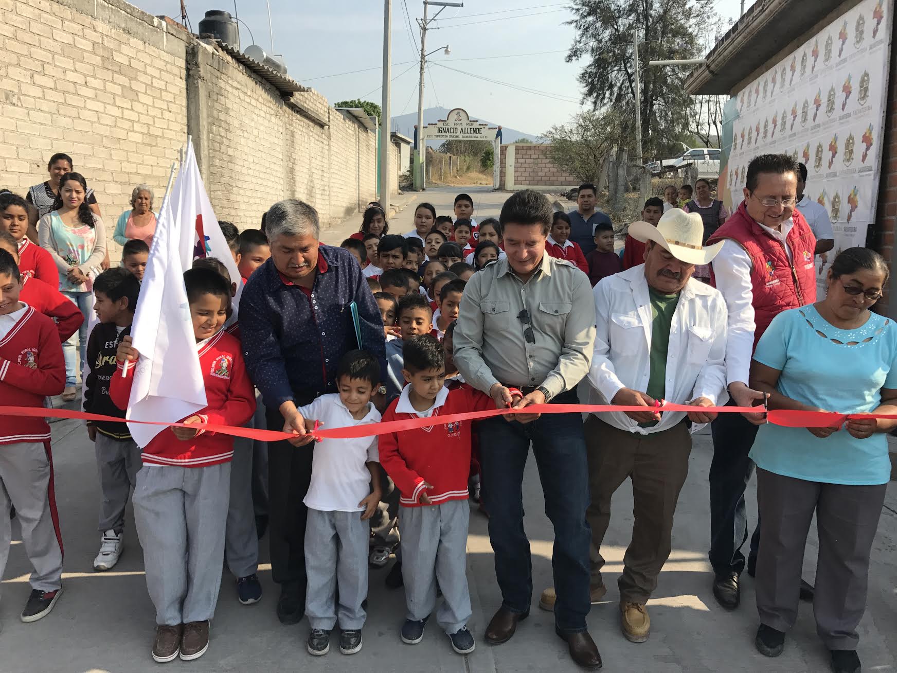 con un excedente que quedo del dinero destinado se logró dotar también de drenaje a la calle camino real.
