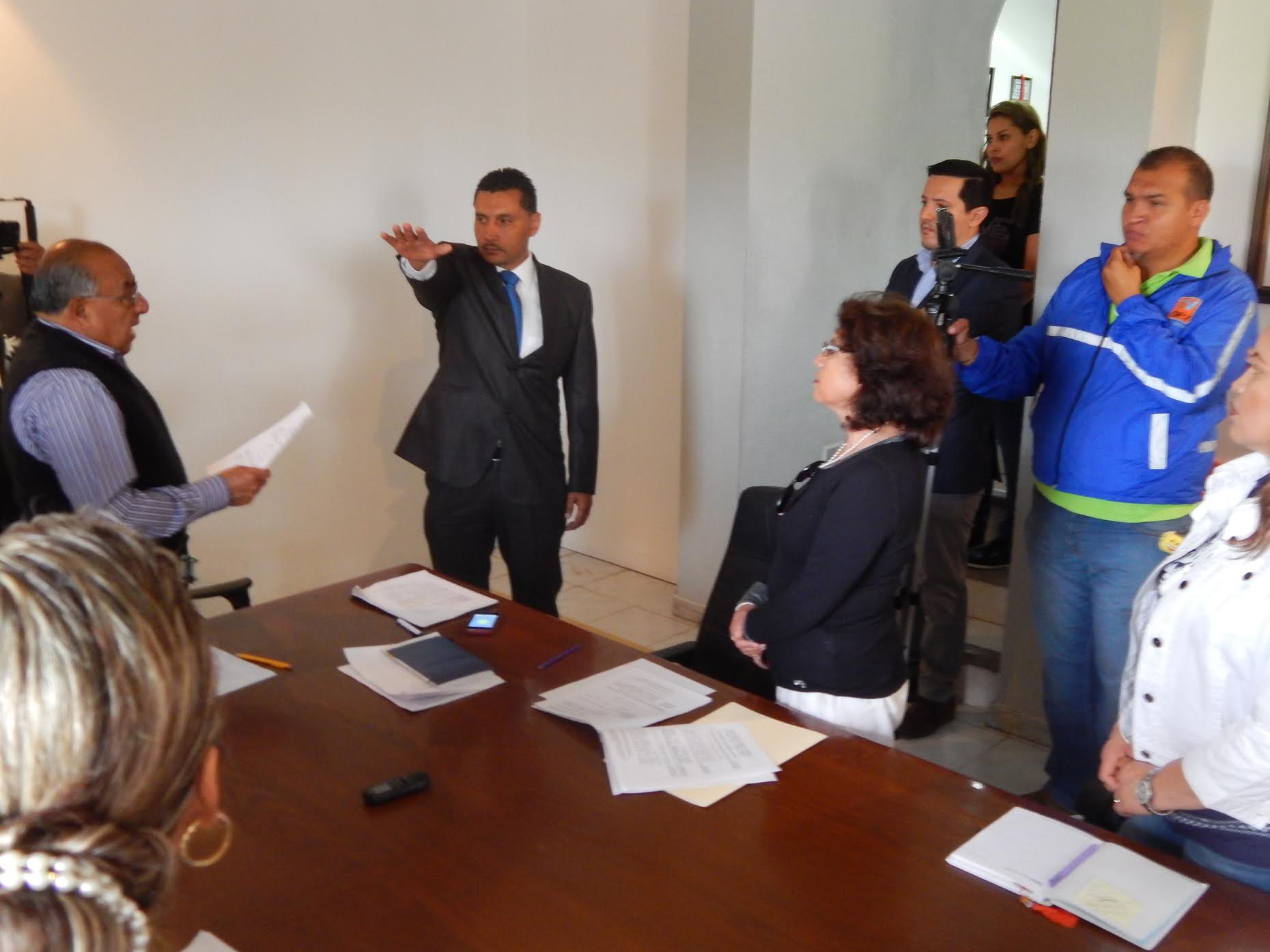 Dentro de la sesión se presentó al propuesto, quien es Licenciado en Negocios Internacionales, tesorero municipal en la administración 2006-2009 y fue presidente municipal constitucional, en el periodo 2009-2012