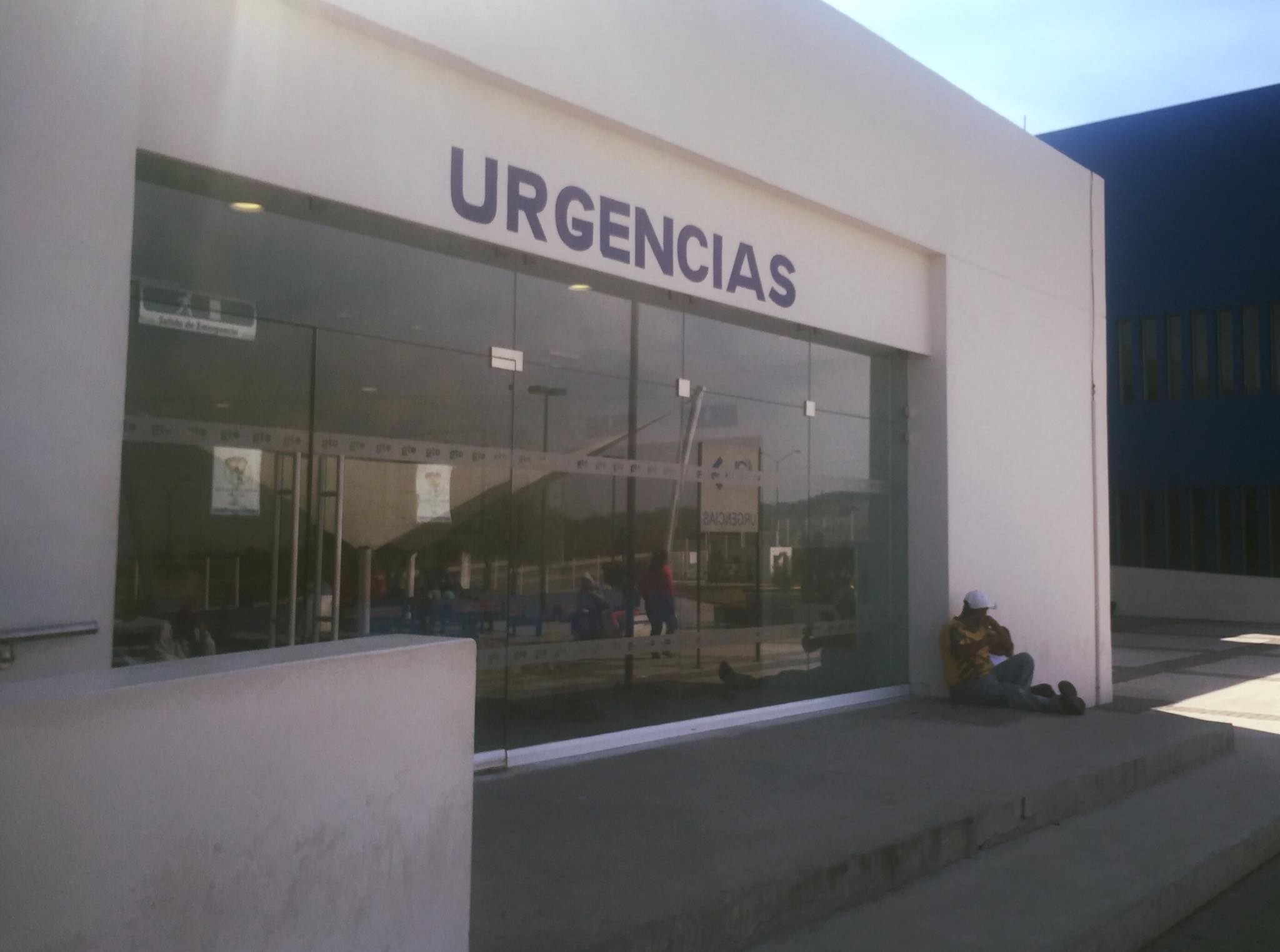 En el mismo nosocomio atienden al hijo de la persona fallecida el cual reportaron como grave, mismo que presenta una herida por arma blanca en el abdomen.