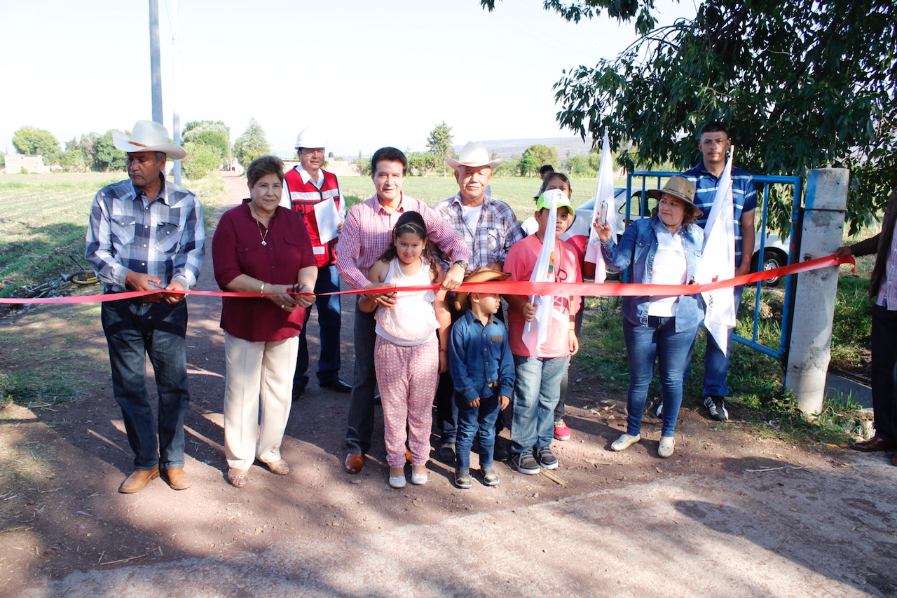se colocaron 4 postes de concreto, 3 transformadores, luminarias y 175 metros lineales de cableado, con lo que se está iluminando la calle y el acceso al campo deportivo.