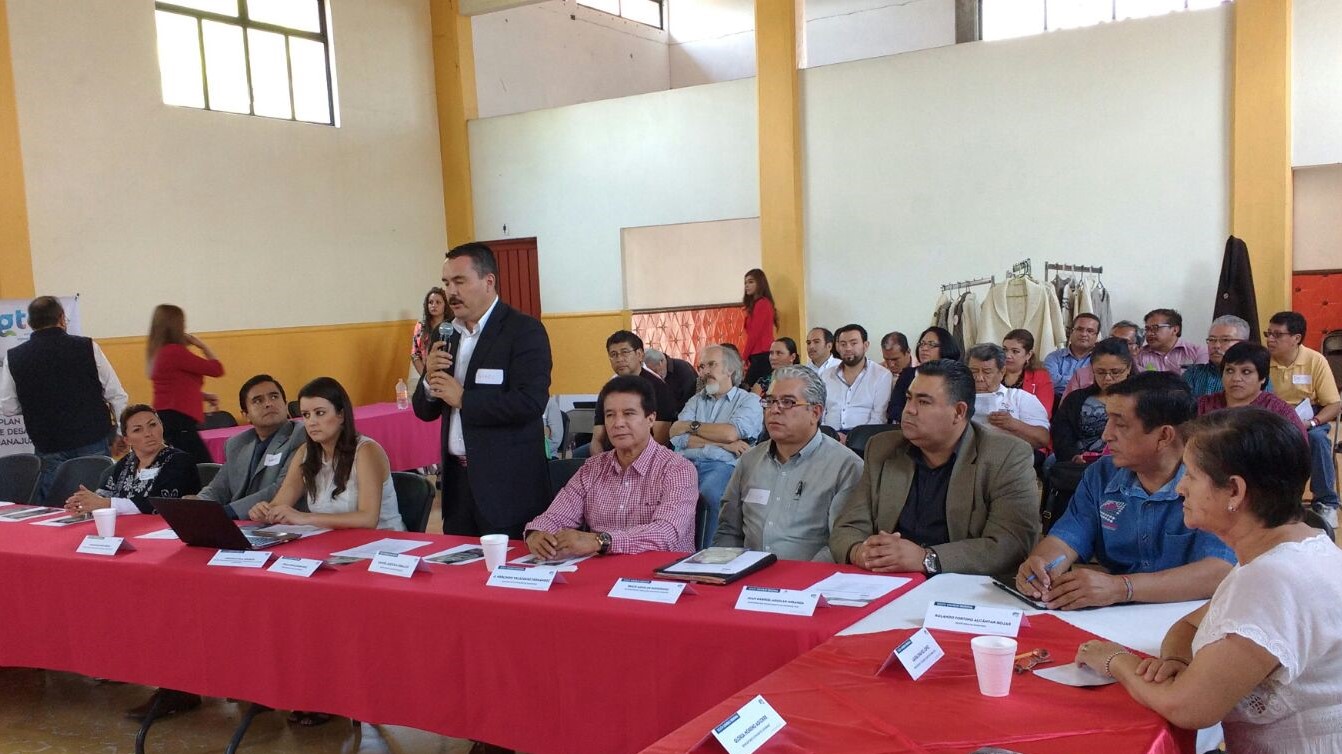 En el caso de Salvatierra que cuenta aproximadamente con 100 mil habitantes, la aportación solicitada es del orden de un millón de pesos, pues se determinó aportar 100 mil pesos por cada 10 mil habitantes en cada municipio.