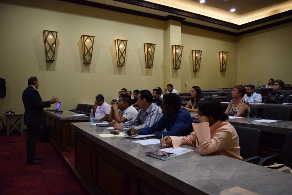 El curso inicio el pasado lunes en punto de las 10:00 a.m., y se realizarán durante 8 lunes consecutivos, con una duración de 3 horas por día. Con la finalidad que los colaboradores, apliquen los conocimientos que adquirirán en su labor diaria, dándoles las bases para que puedan ofrecer un mejor servicio y aumenten las ventas en los establecimientos.