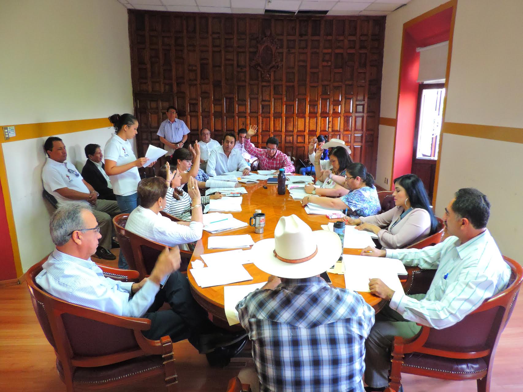 la funcionaria señaló, que el ayuntamiento aprobó la aplicación de un millón de pesos para la creación de una cancha de usos múltiples en la colonia Haciendas de Salvatierra