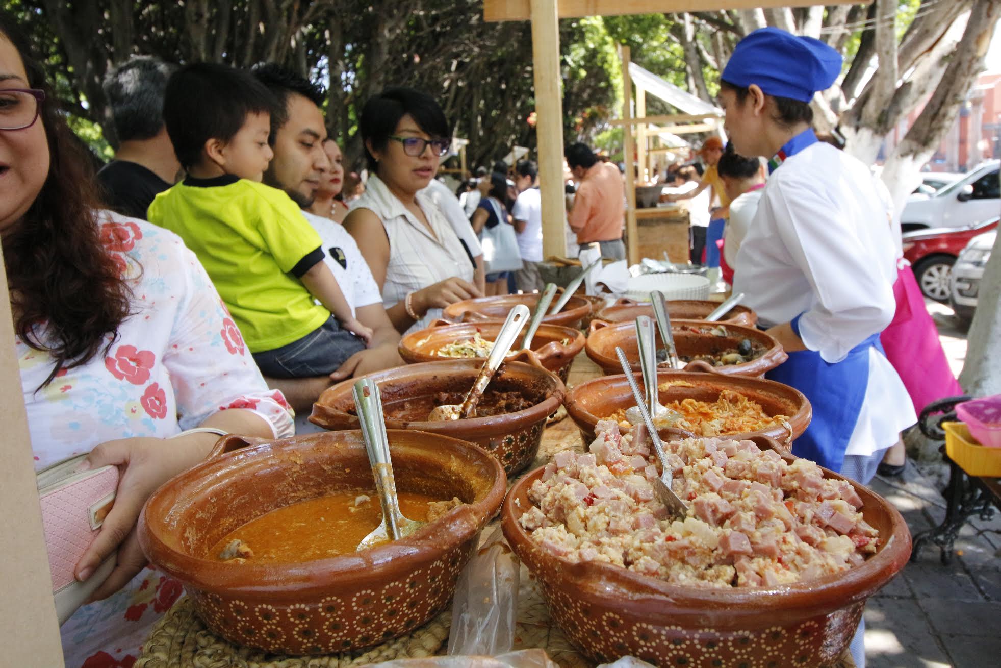 Desde las 10 de la mañana personas comenzaron a llegar al jardín principal para degustar las diferentes presentaciones de los platillos