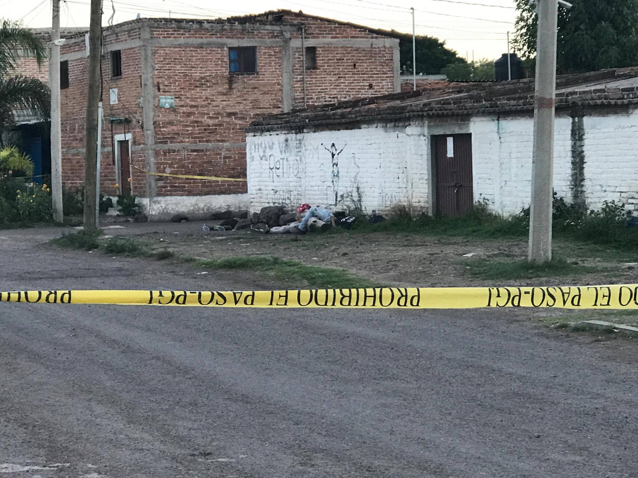 Los hechos ocurrieron en la calle Lázaro Cárdenas Esquina con Francisco Villa, donde acudieron agentes del Ministerio Publico, Peritos, y elementos de la agencia de investigación criminal, quienes después de realizar los trabajos correspondientes levantaron los cadáveres y los trasladaron a la ciudad de Celaya en una unidad del Servicio Médico Forense para la necropsia de ley.