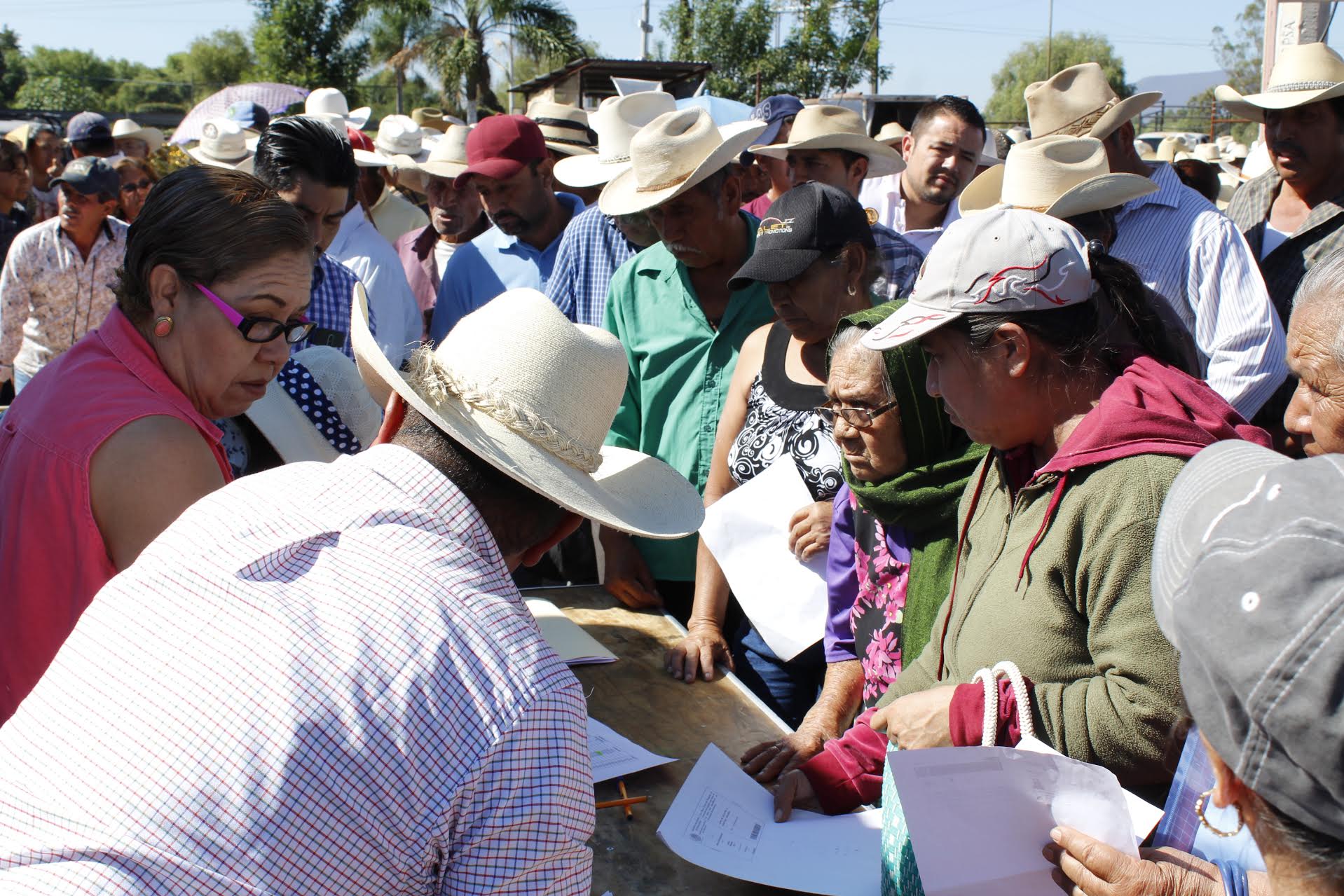 Entregan vales para Fertilizantes