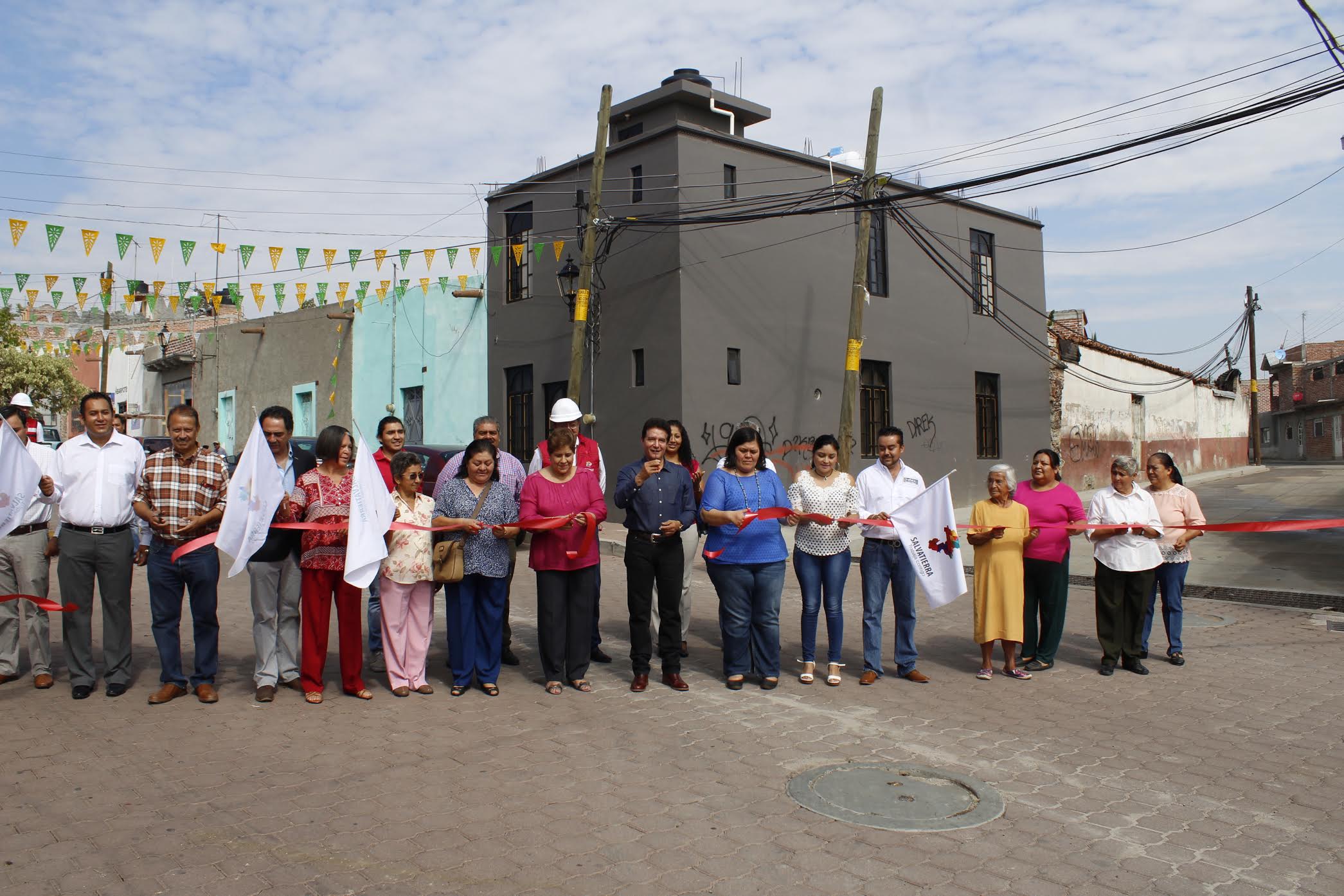 En su mensaje Velázquez Fernández, indicó, que esta obra pública es de gran impacto para la gran mayoría de la colonia