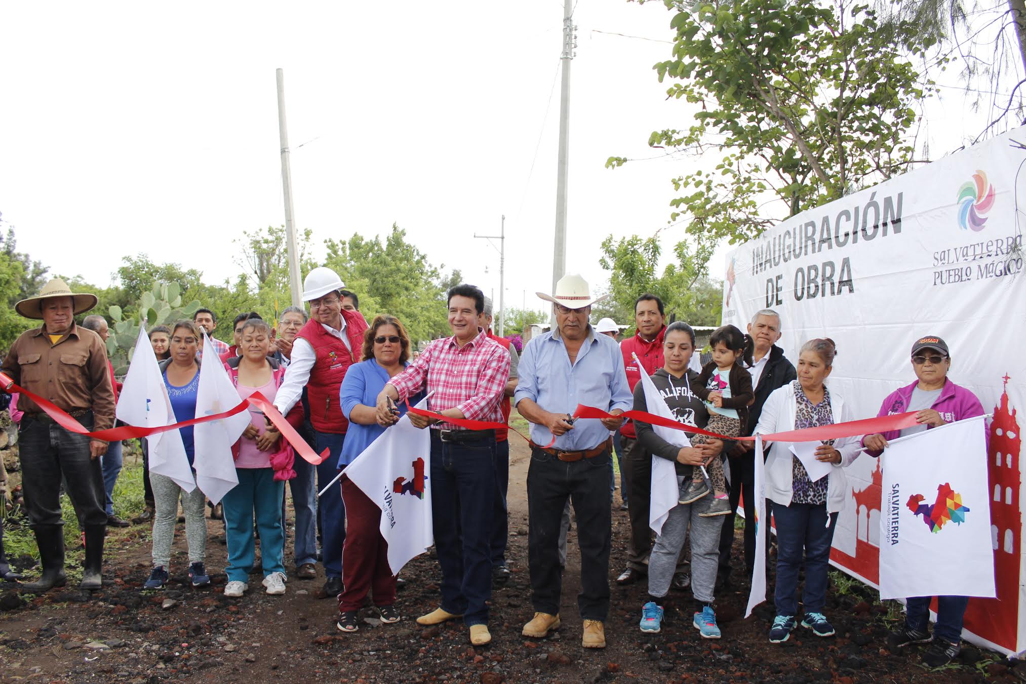 Velázquez Fernández, se comprometió a iniciar la segunda etapa que incluye una planta de tratamiento de aguas para esta zona del municipio.