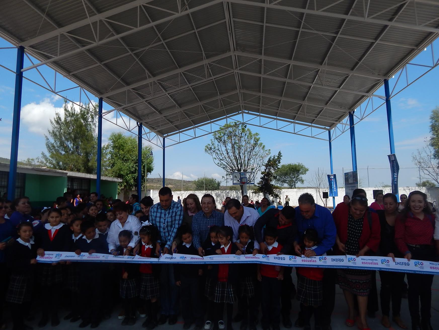“Para mí es un enorme gusto ser partícipe de esta entrega, pues refleja no solamente el arduo trabajo que hacen los maestros, padres de familia, alumnos y autoridades tanto estatales y municipales.