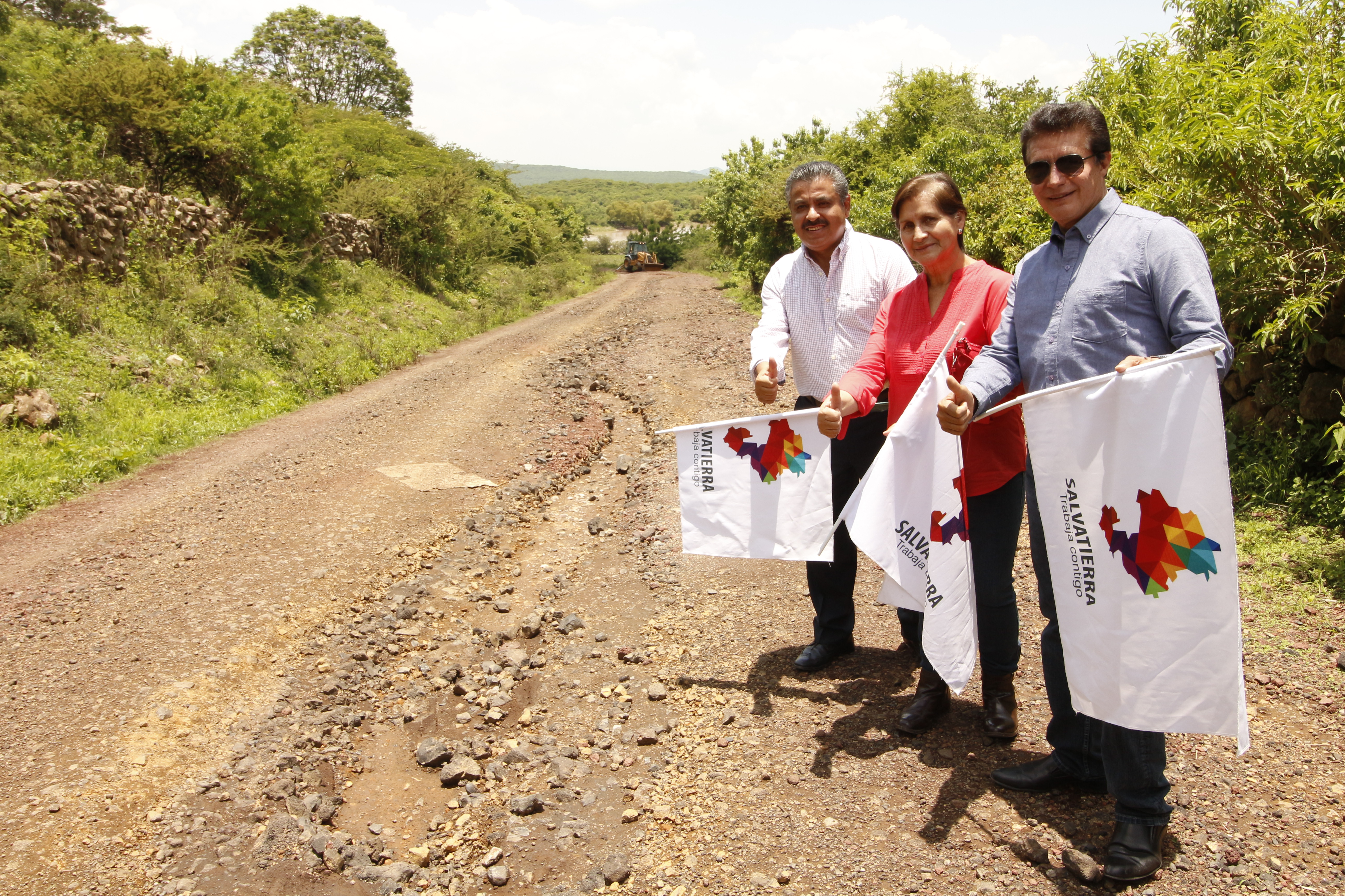 Dieron el banderazo de inicio a los trabajos de rehabilitación del camino que comunica las comunidades de las Cruces y la Leona,