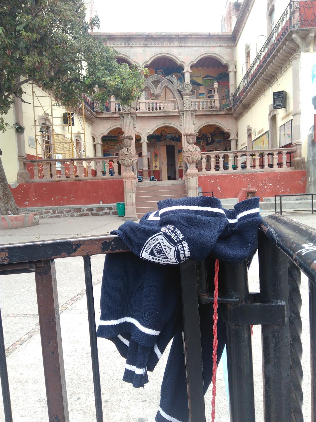 Hace dos semanas autoridades educativas informaron de forma repentina a padre de familia de los niños que estudian en este lugar que debían ser reubicados a otra escuela para que esta sea restaurada