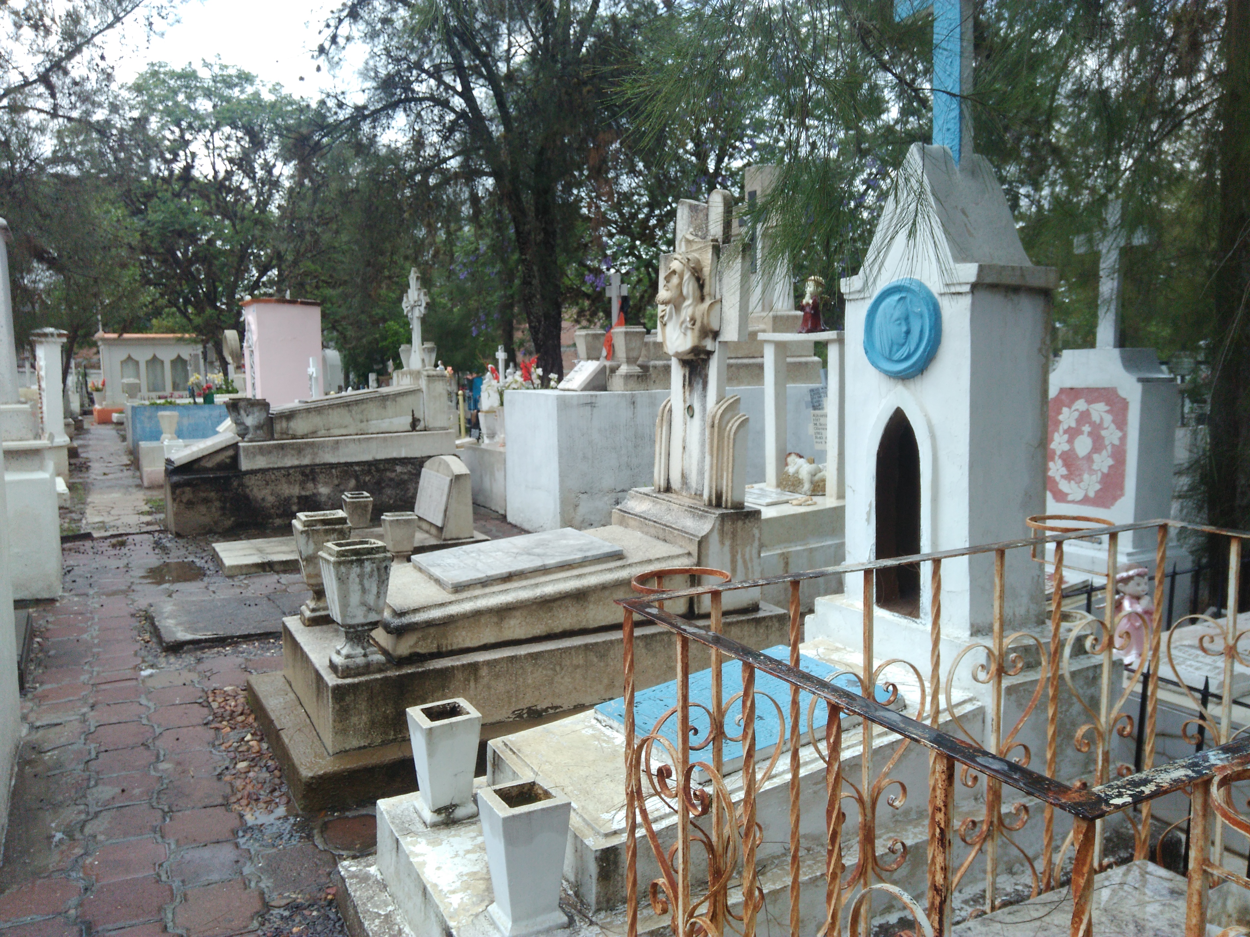 el panteón de nuestra "Señora de Guadalupe" tiene aproximadamente tres mil 600 lugares y "Luz Eterna"  cerca de dos mil