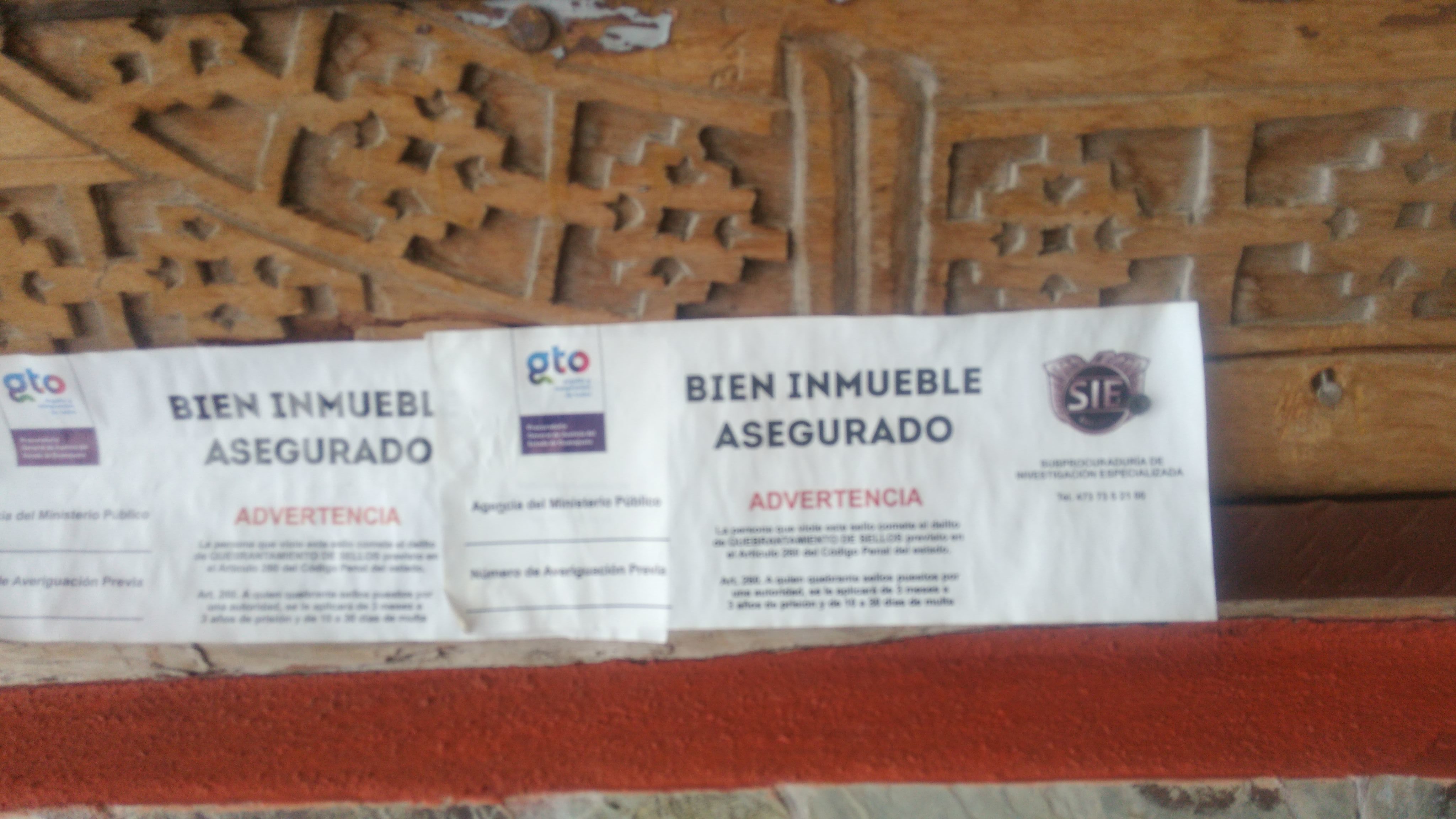 Pese a los sellos que colocó la SIE, , por la parte trasera de la propiedad se observan personas ingresado a la casa.