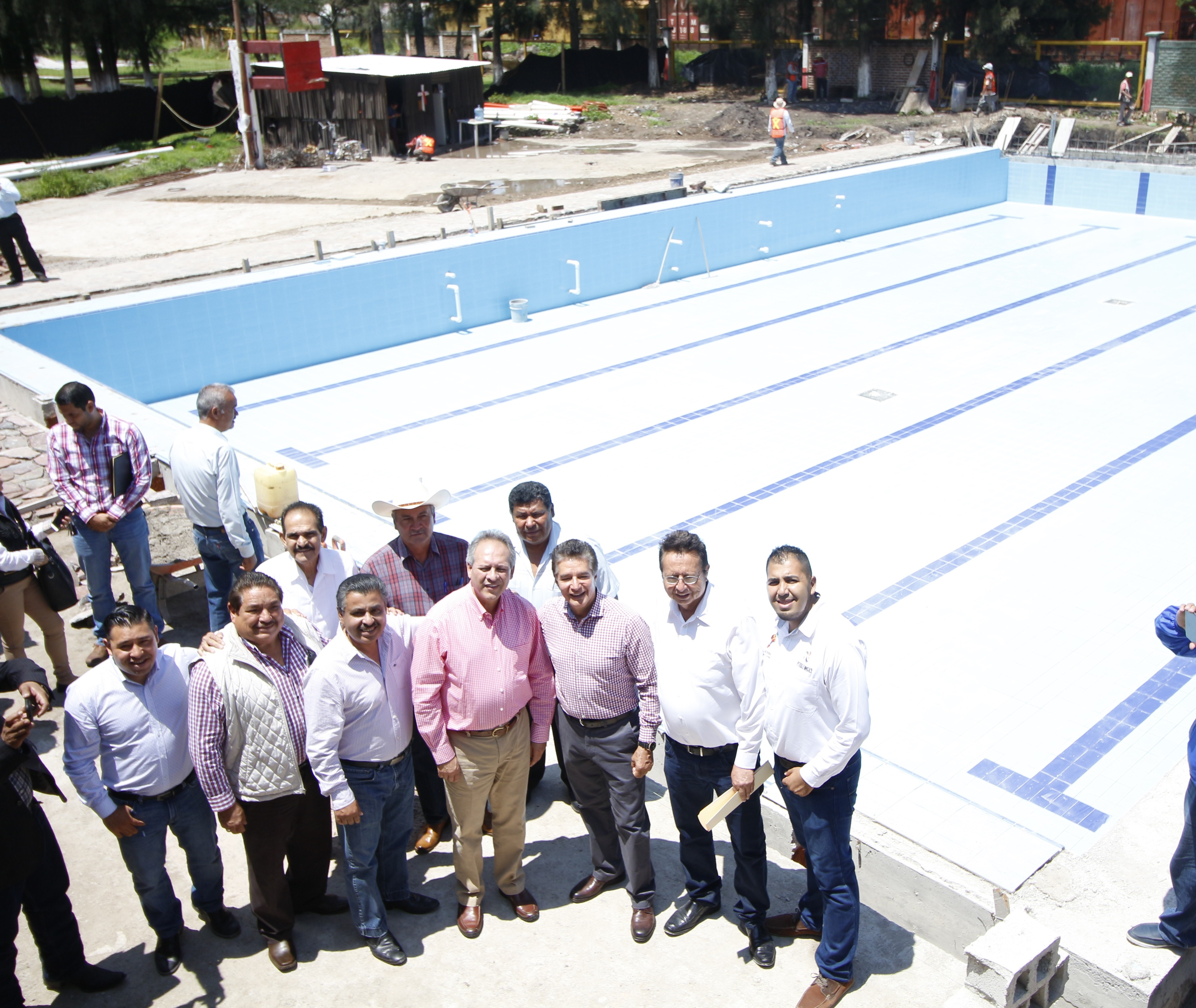 Autoridades supervisaron los trabajos de construcción de la alberca semi olímpica de la Unidad deportiva sur