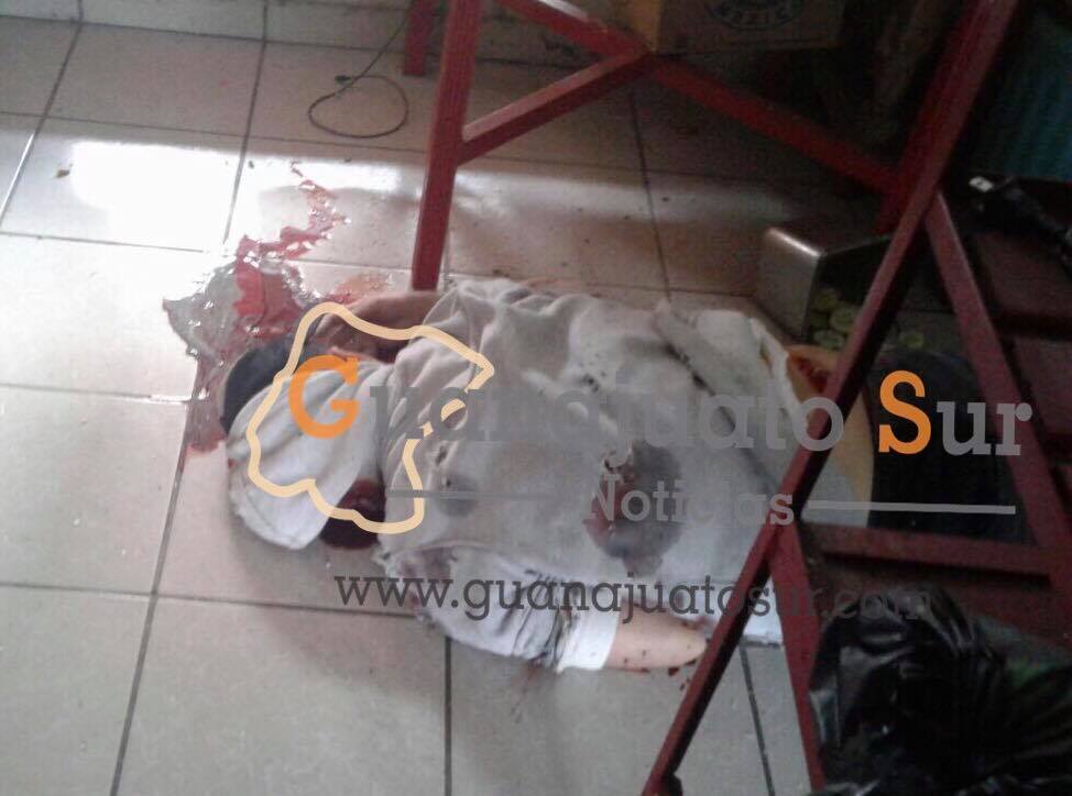 Se dijo que los hombres que perdieron la vida en el lugar presentaban lesiones en varias partes de su cuerpo, uno de ellos portaba una camisa blanca y pantalón color café, siendo aproximadamente de 30 a 35 años de edad y el otro es un joven de aproximadamente 20 años de edad el cual portaba una sudadera blanca y pantalón azul obscuro.