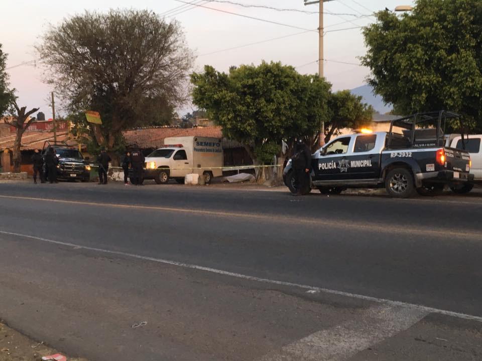 No había sido identificado al cierre de esta edición siendo un hombre de aproximadamente 35 años, complexión robusta el cual viste pantalón de mezclilla negro, zapatos café playera blanca y chamarra azul de mezclilla, el cual estaba boca abajo y tenía lesiones de arma de fuego.