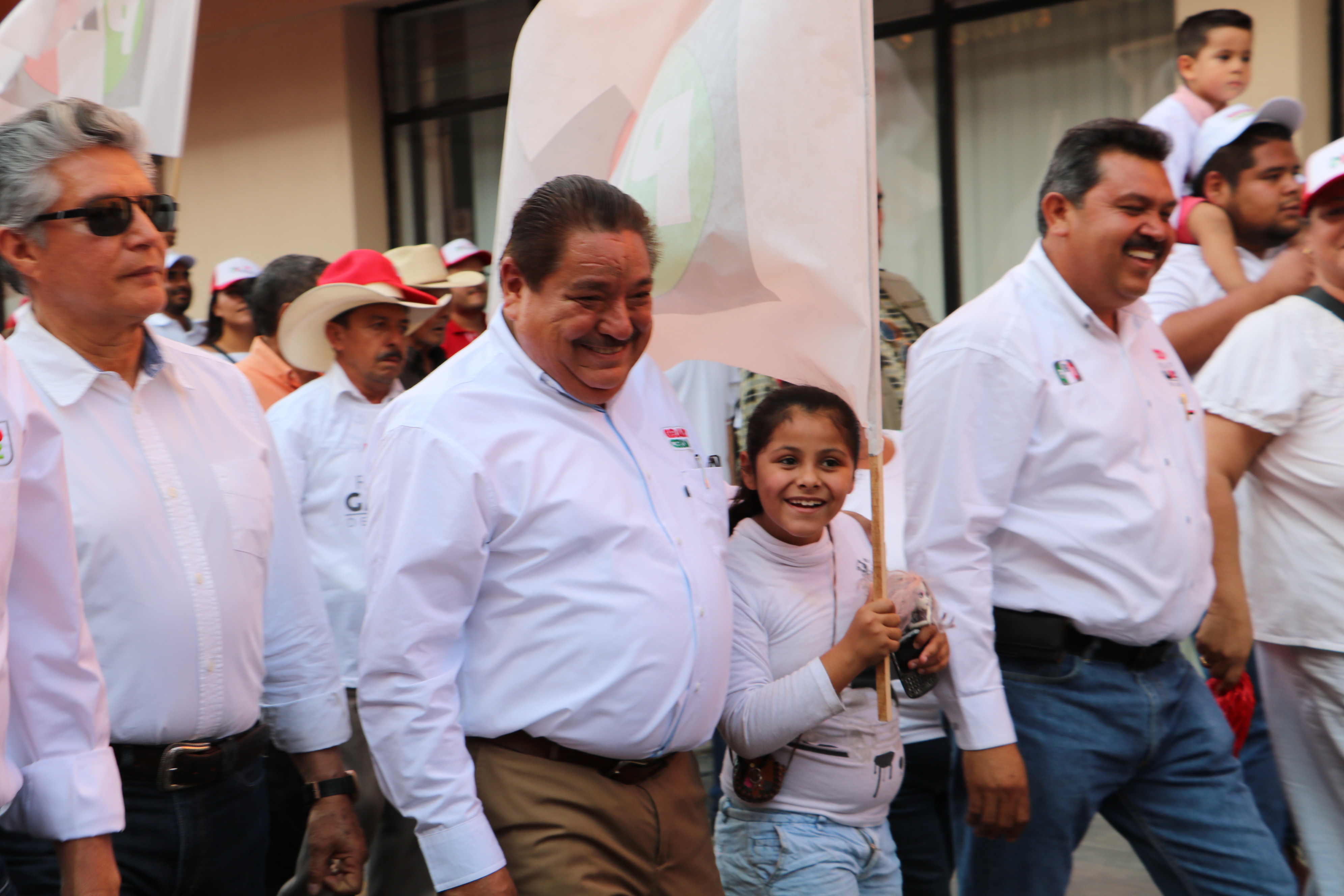 inicia campaña con Caminata 