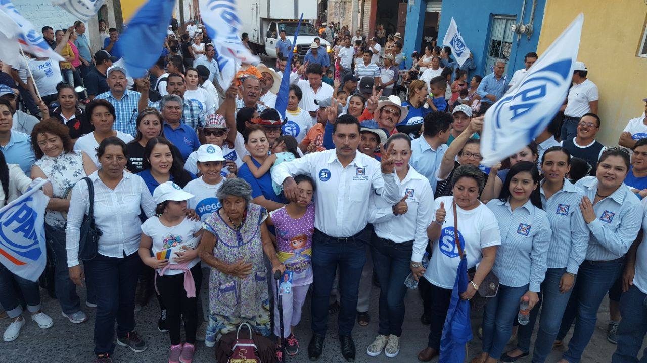 El candidato panista estuvo acompañado por su esposa la Sra. Karla Durán Y liderazgos panistas