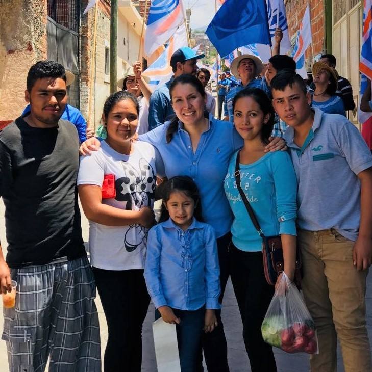 Alejandrina les explicó que el principal compromiso de su gobierno es recuperar la paz y tranquilidad de las familias de Salvatierra